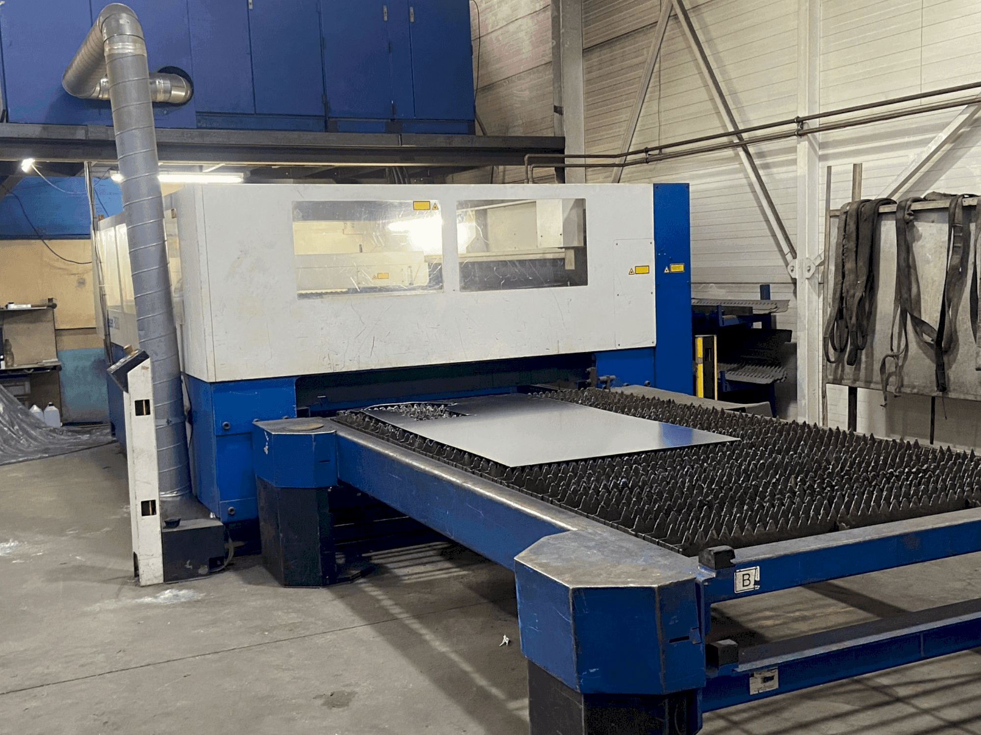 Vista frontal de la máquina TRUMPF TruLaser 3030