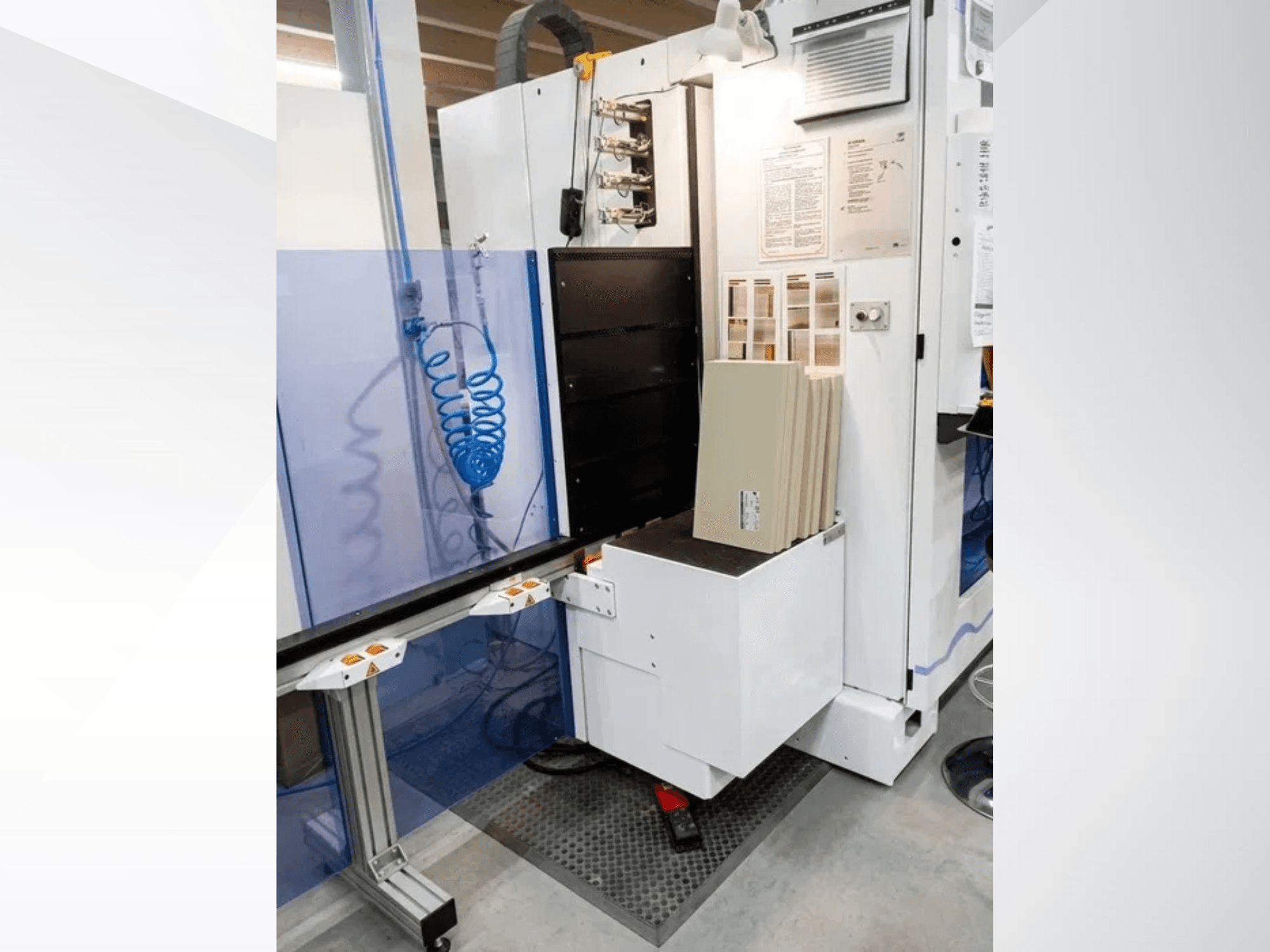 Centro de mecanizado CNC HOMAG OPTIMAT BHX 200, vista frontal en la que se aprecian el panel de control y la zona de carga de material.