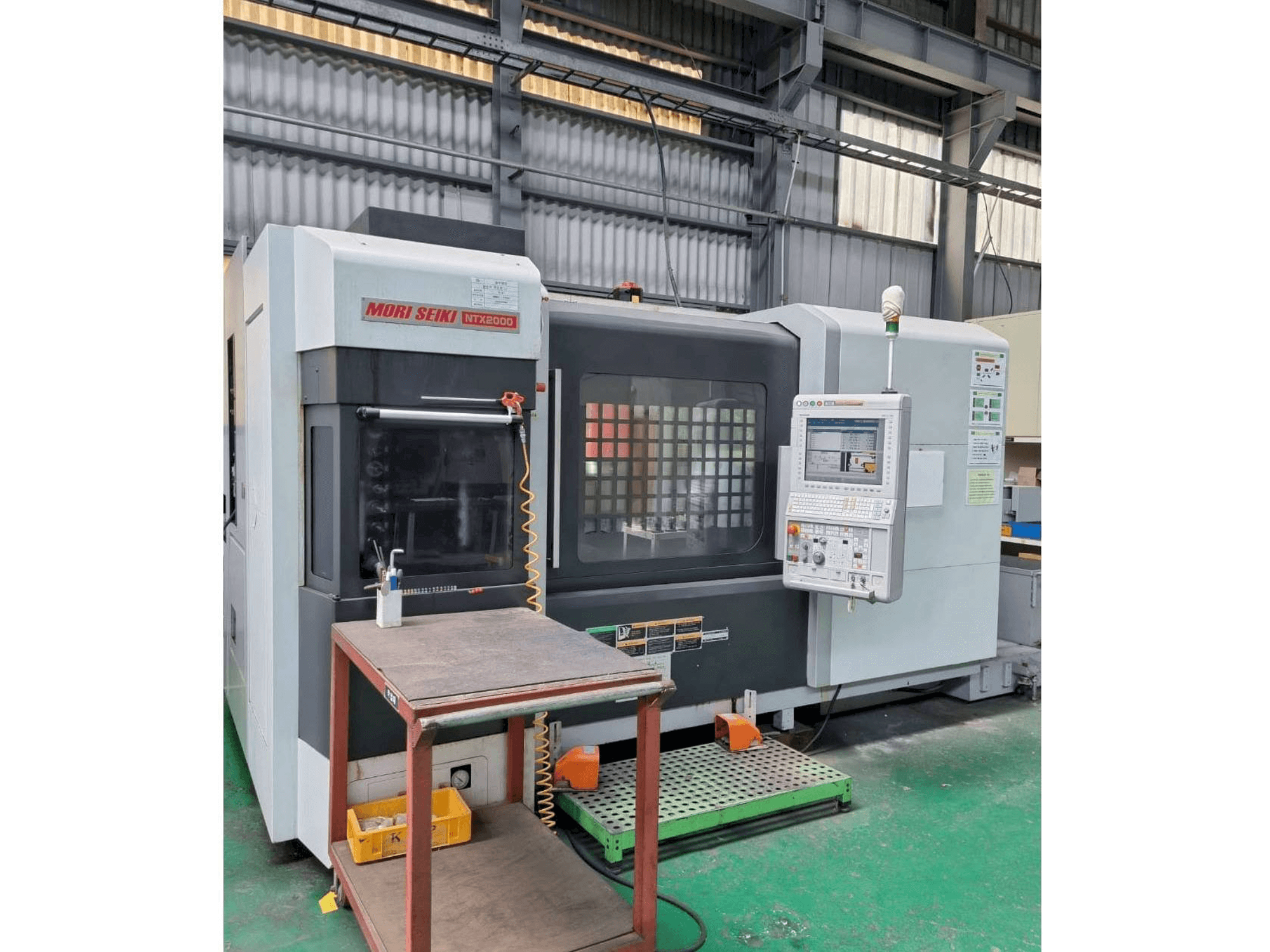 Vista frontal de la máquina DMG Mori Seiki NTX2000/1500S