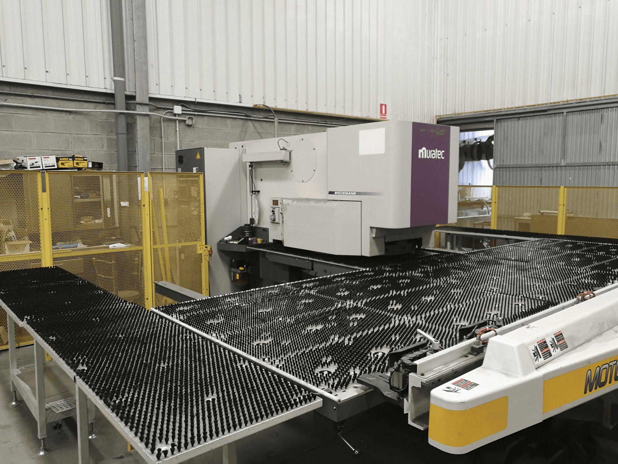 Vista izquierda de la máquina Murata Wiedemann M-2558-T