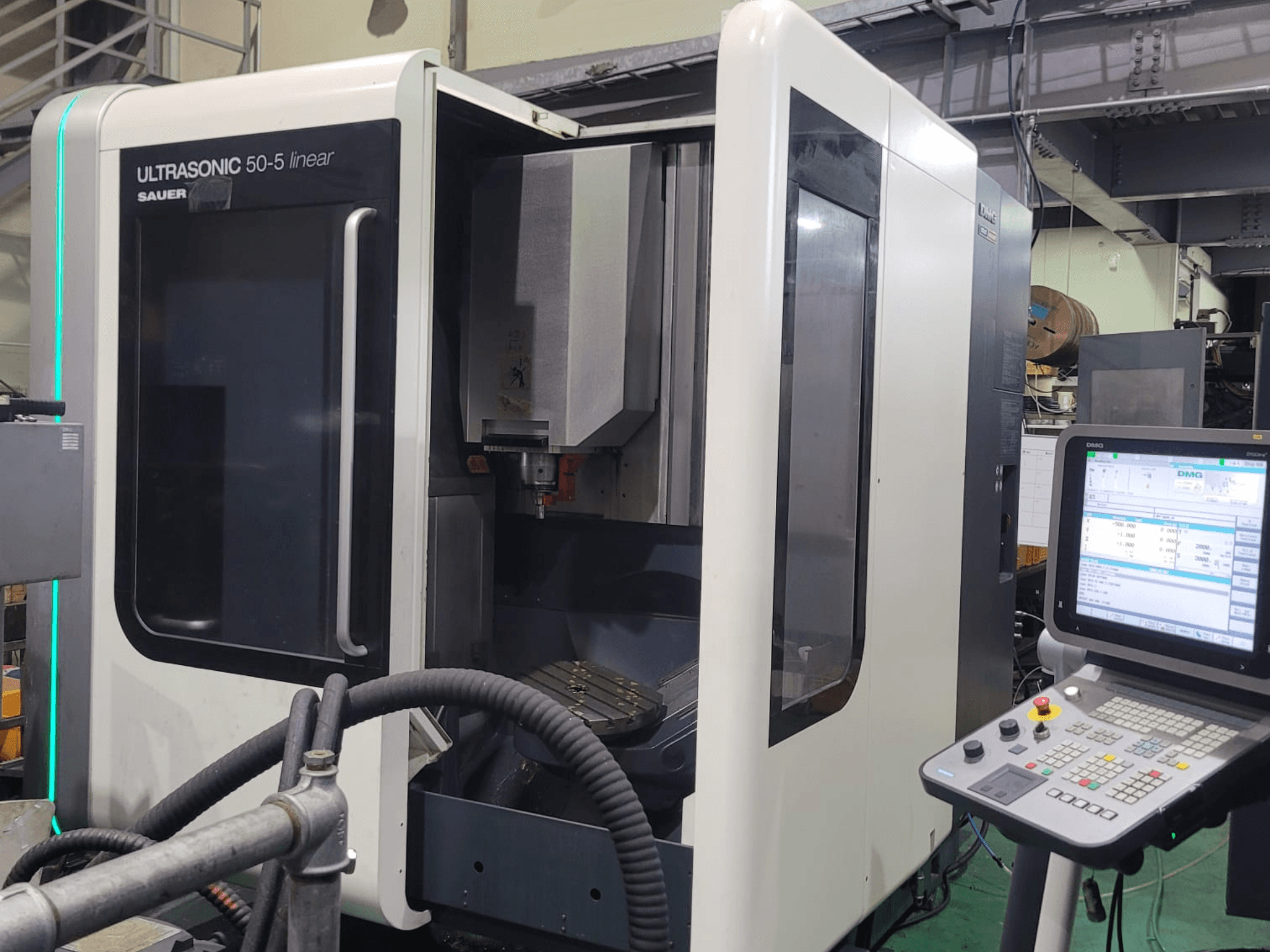 Centro de mecanizado universal lineal DMG ULTRASONIC 50-5, vista frontal con panel de control y área de trabajo visible.
