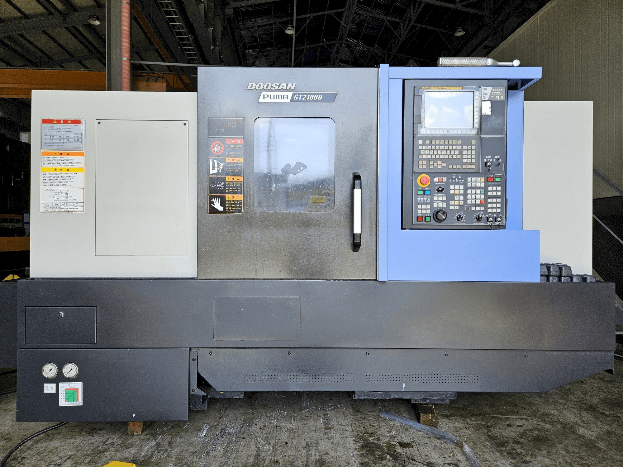 Vista frontal de la máquina DOOSAN GT2100B