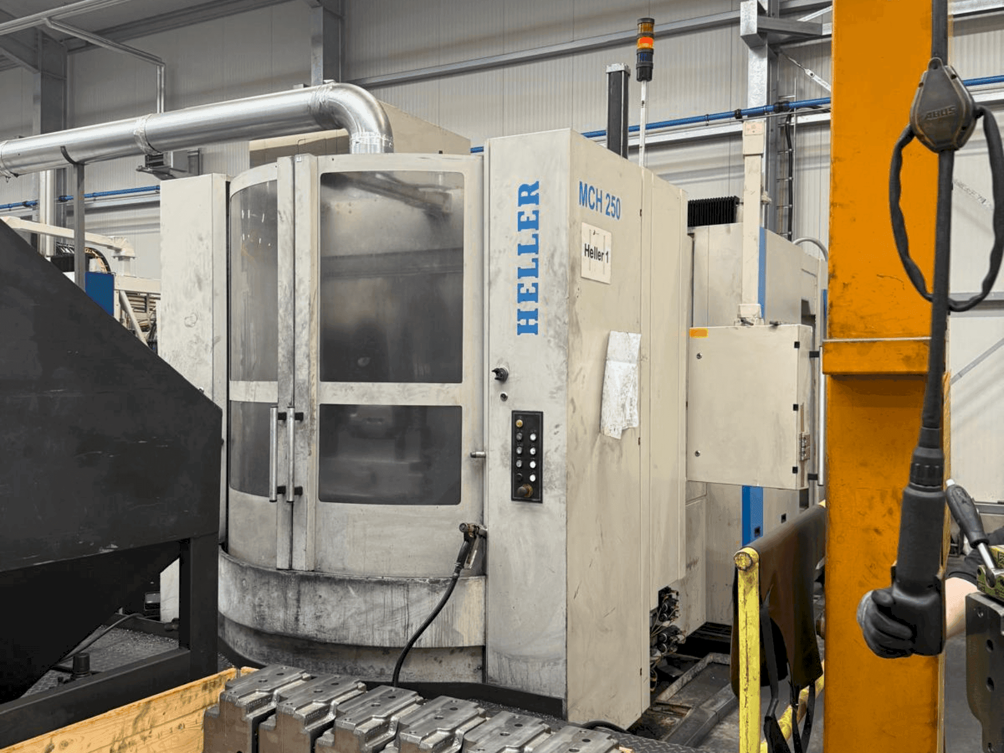 Vista frontal de la máquina HELLER MCH 250