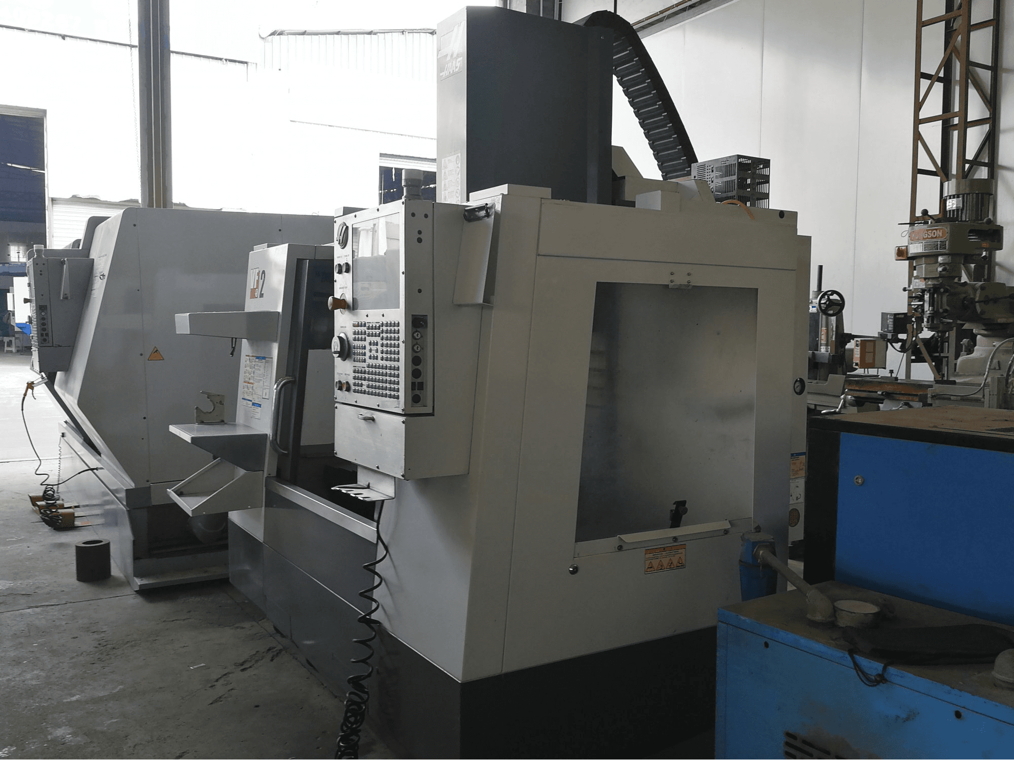 Vista derecha de la máquina HAAS VF-2