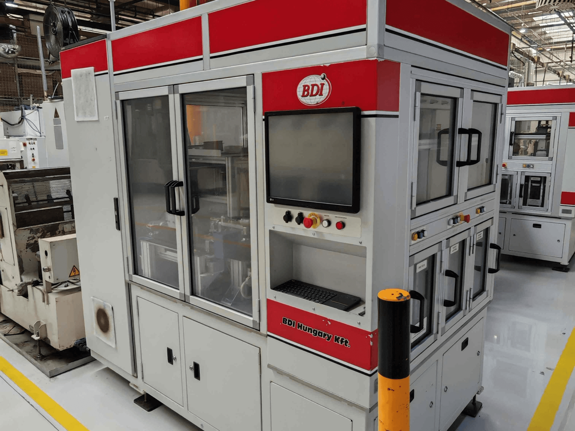 Rectificadora cilíndrica de Estarta, modelo 318 MV; vista frontal en la que se aprecian el panel de control y las puertas de cristal para la inspección.