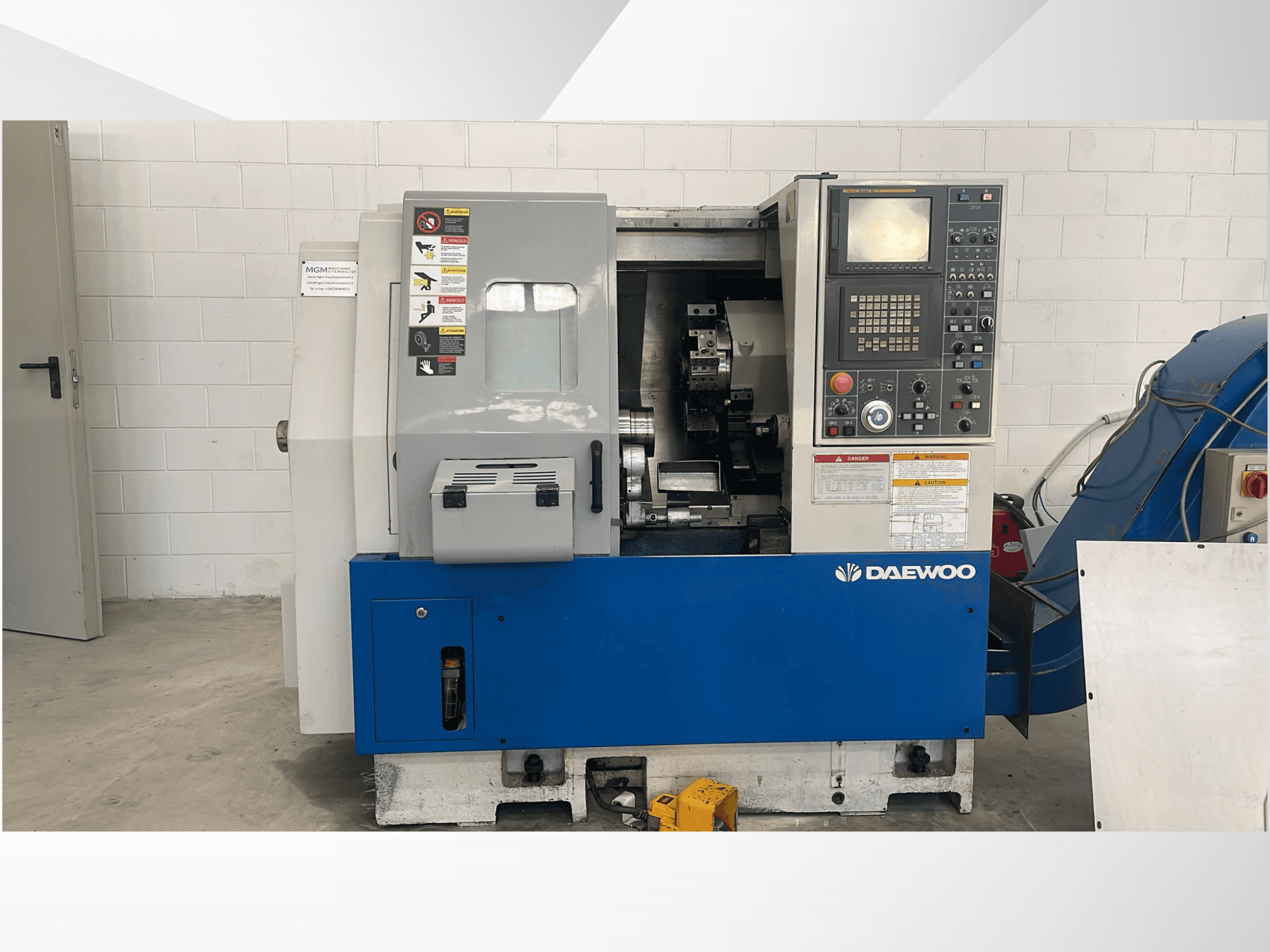 Tornero horizontal DAEWOO Lynx 210B en vista frontal, con panel de control y maquinaria visible.