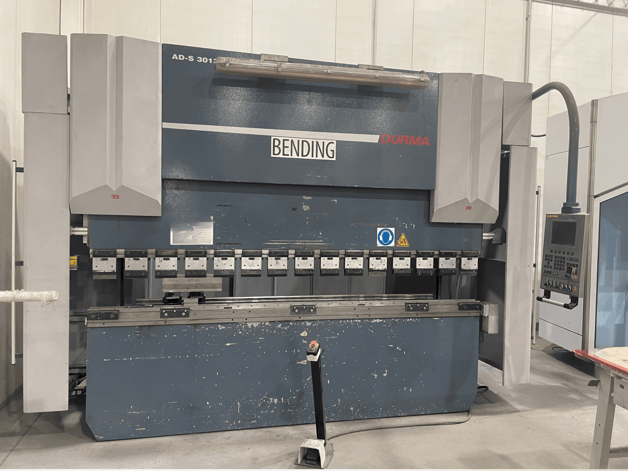 Vista frontal de la máquina Durma AD-S 30135