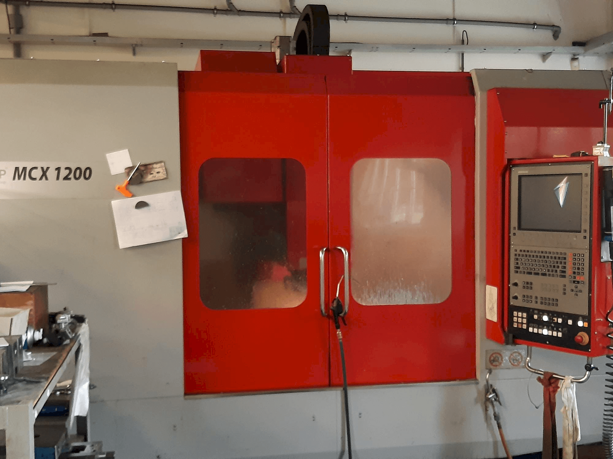 Vista frontal de la máquina EMCO MCX 1200