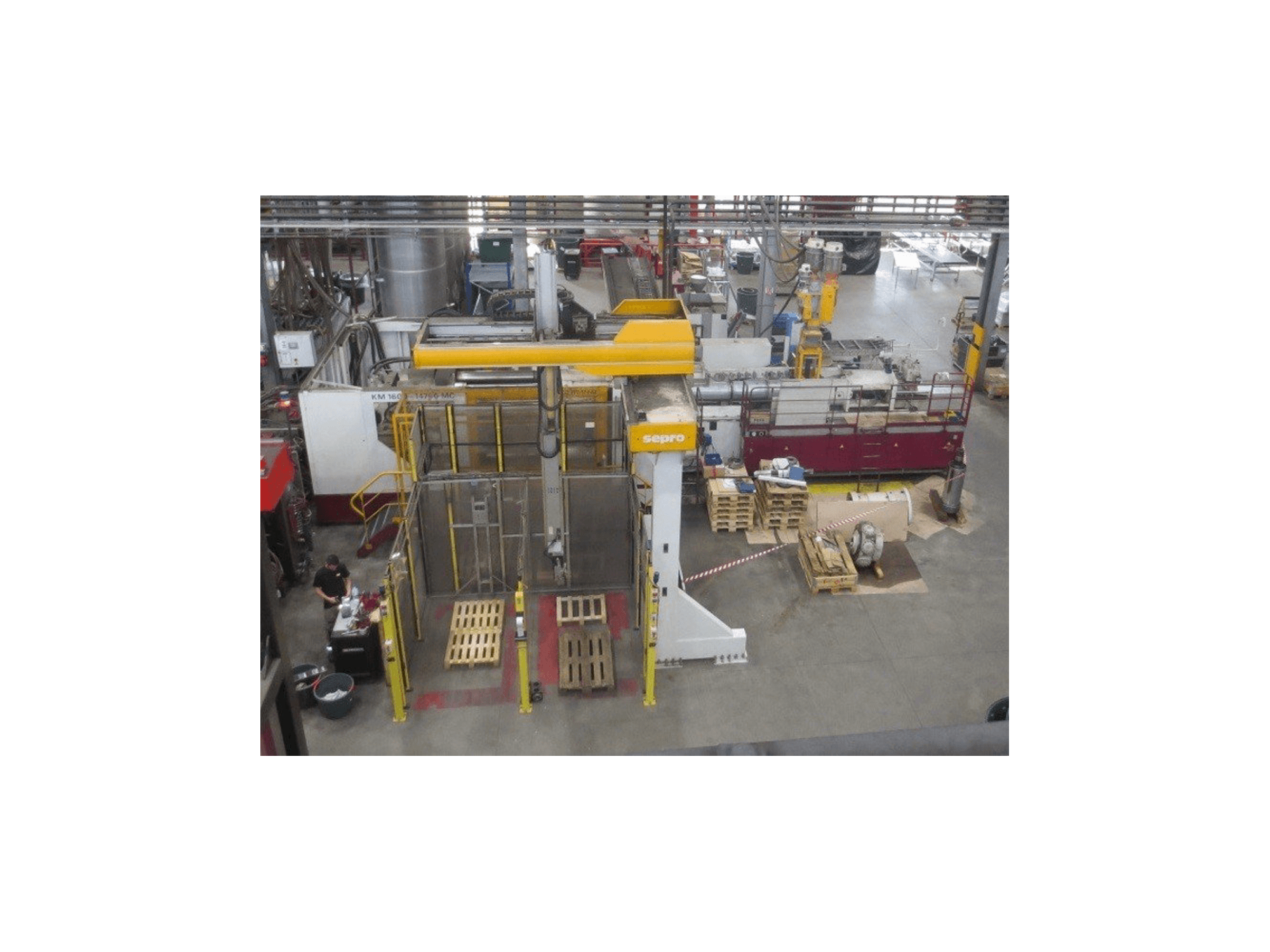 Vista frontal de la máquina Krauss Maffei KM 1600 MC SP 14700