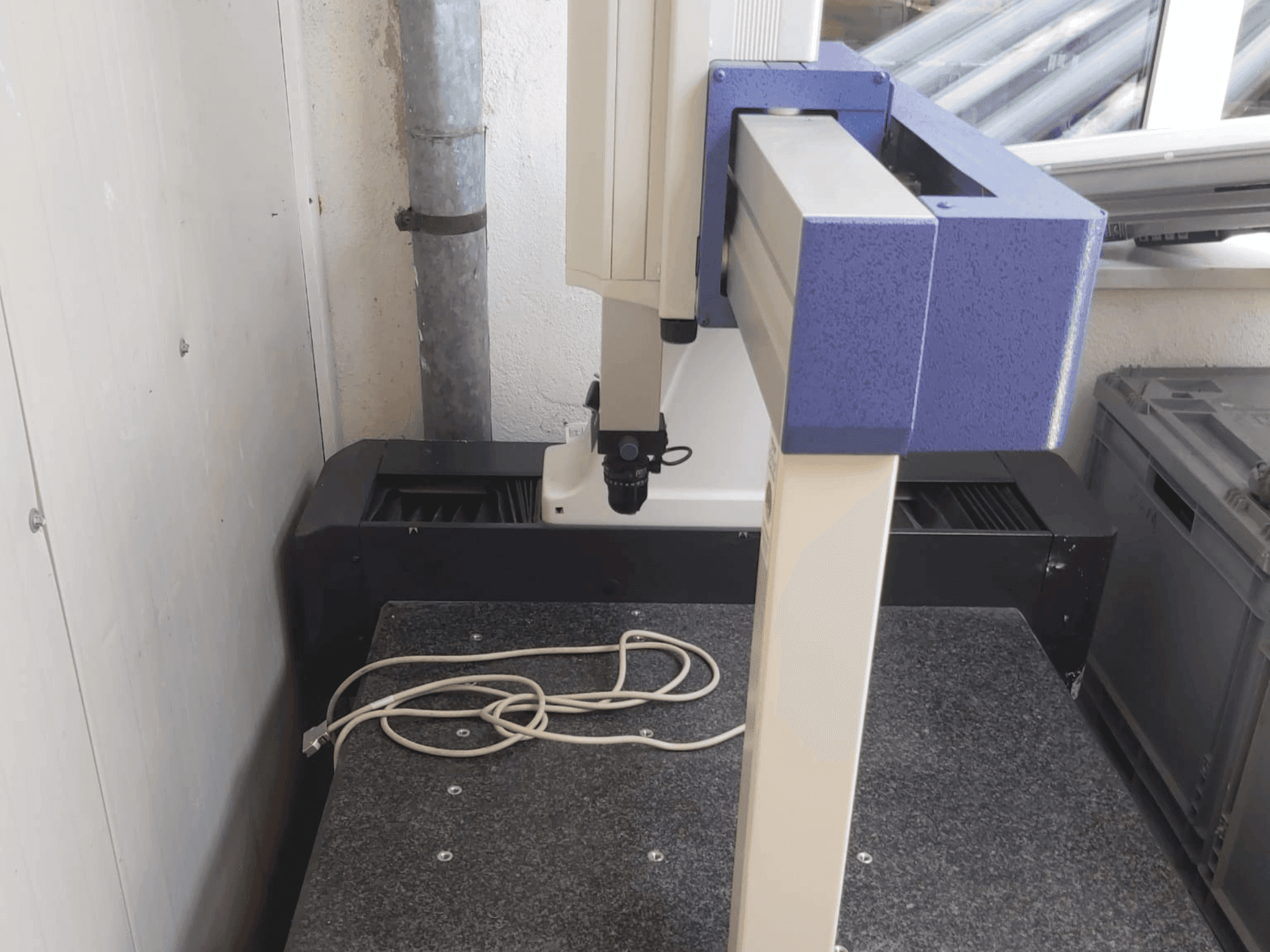 Vista frontal de la máquina Mitutoyo Crysta-Plus M443