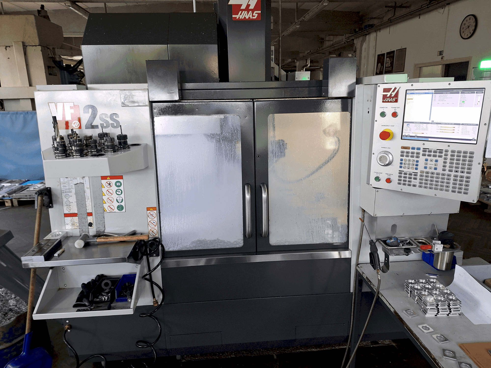 Vista frontal de la máquina HAAS VF 2 SS