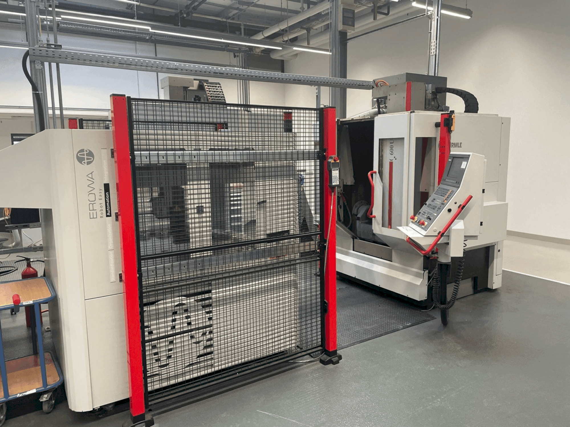 Vista frontal de la máquina HERMLE C 600-U + EROWA Robot easy automation