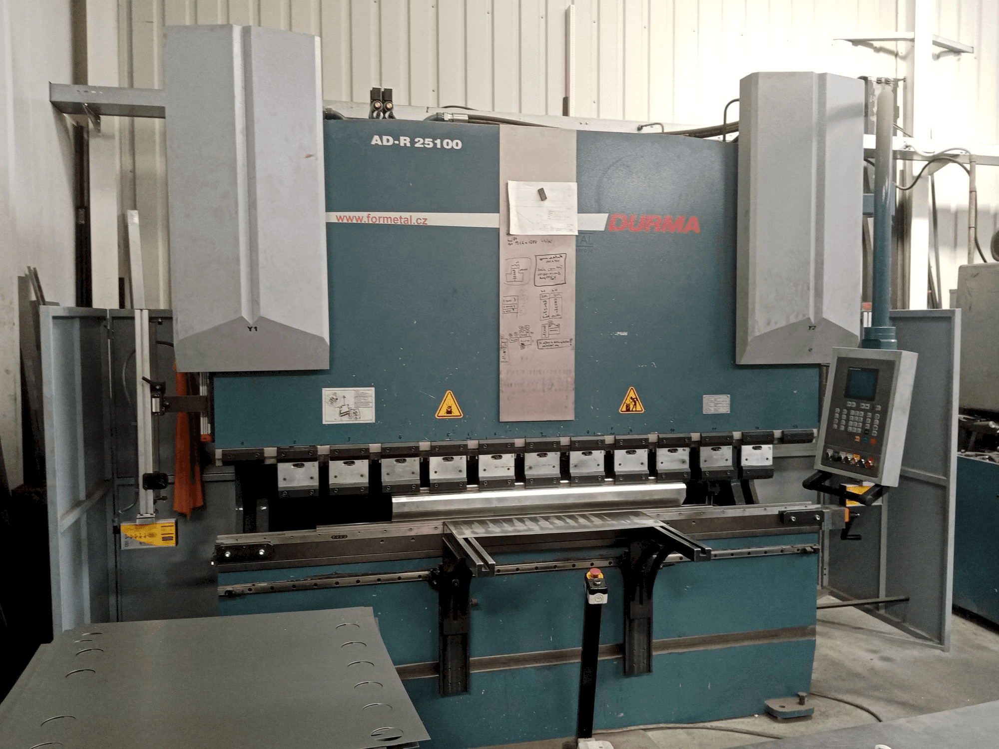 Vista frontal de la máquina Durma AD-R 25100