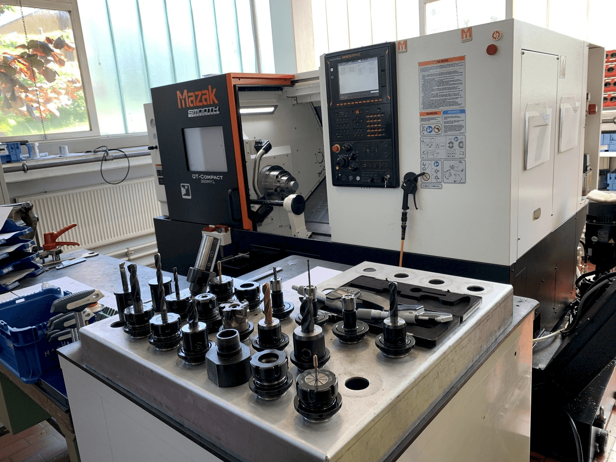 Vista frontal de la máquina Mazak QTC 300MY L500