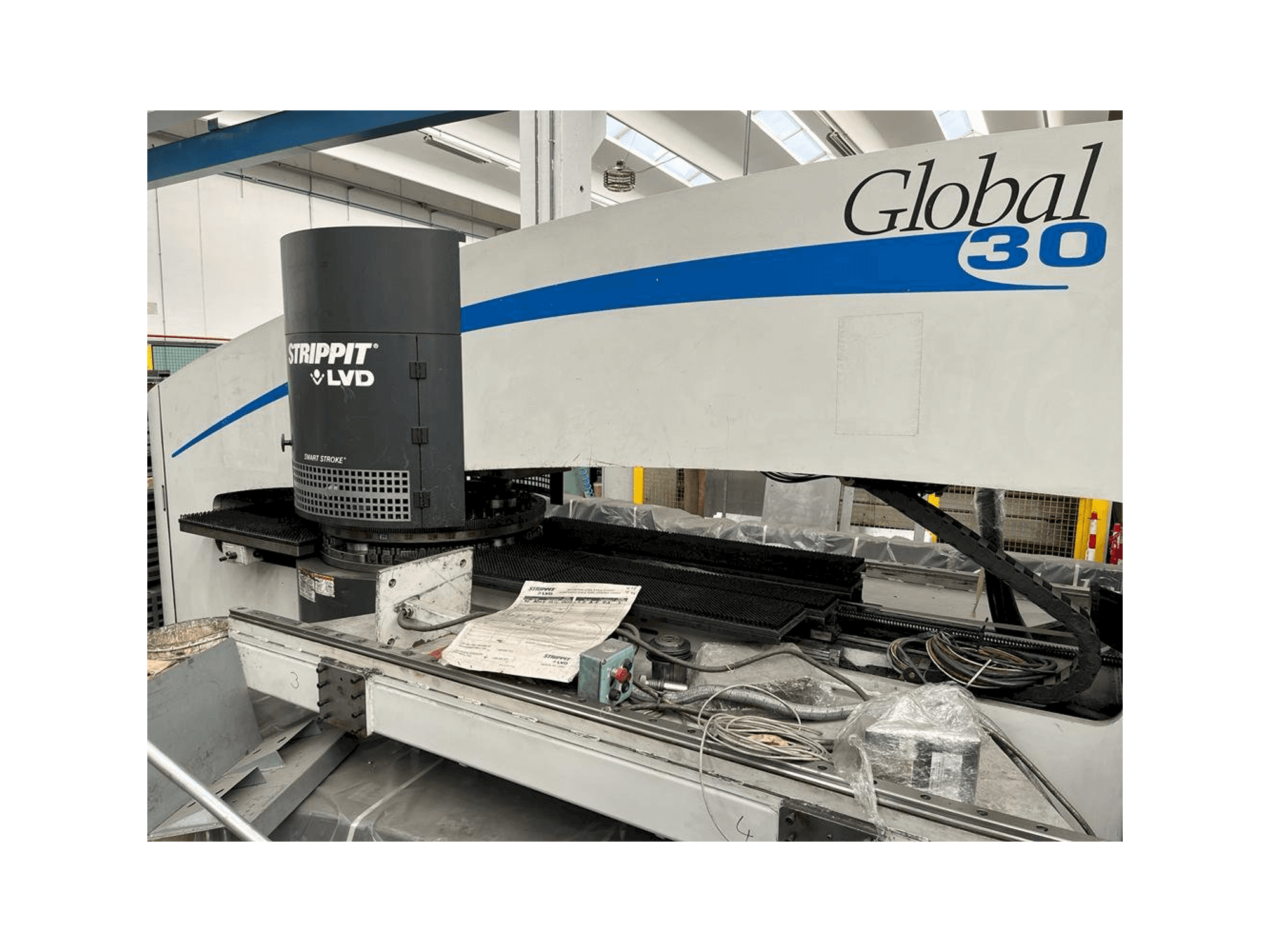 Vista frontal de la máquina LVD Strippit Global 30 1525