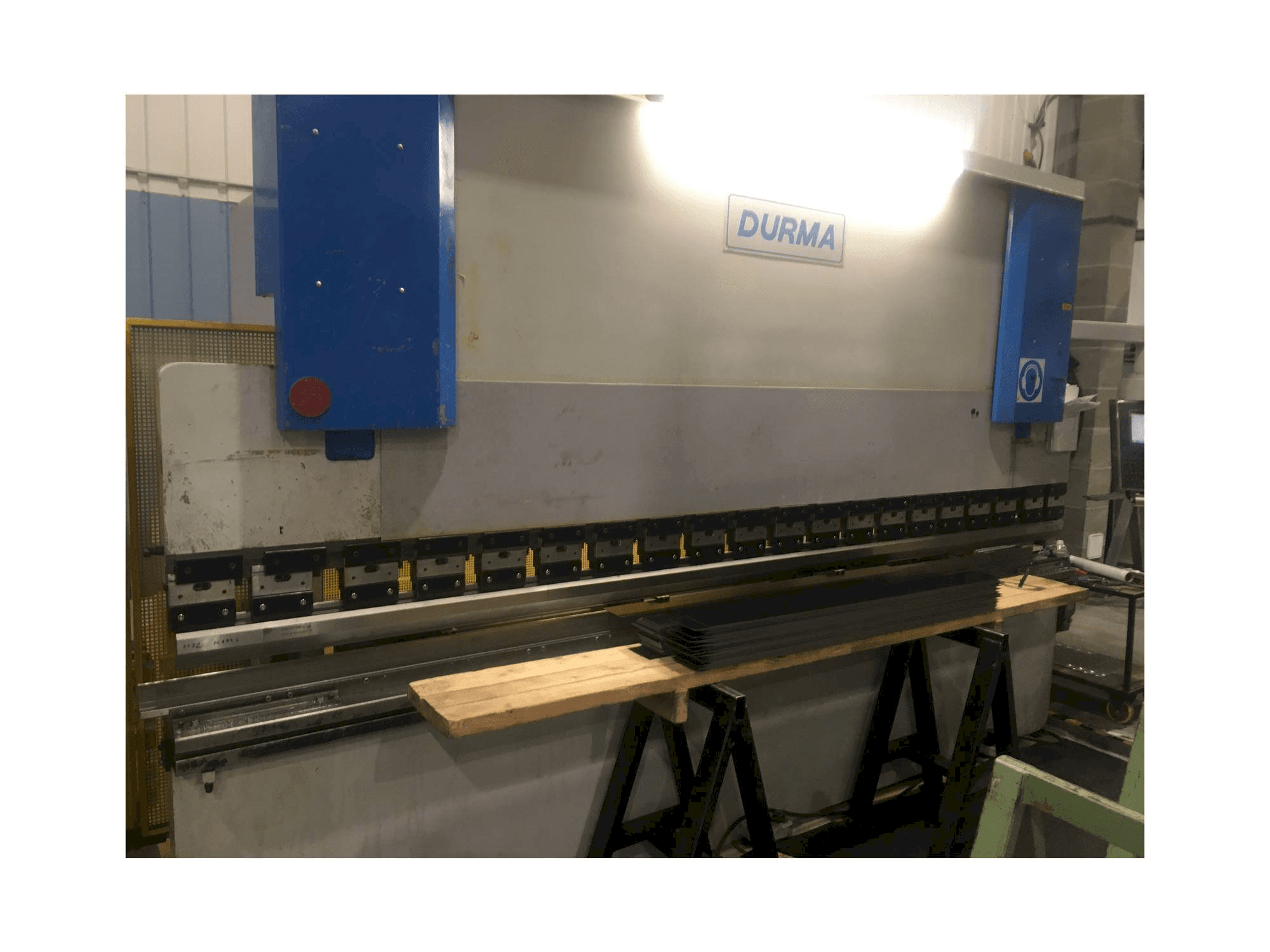 Vista frontal de la máquina Durma CNC HAP 40160 175-4000