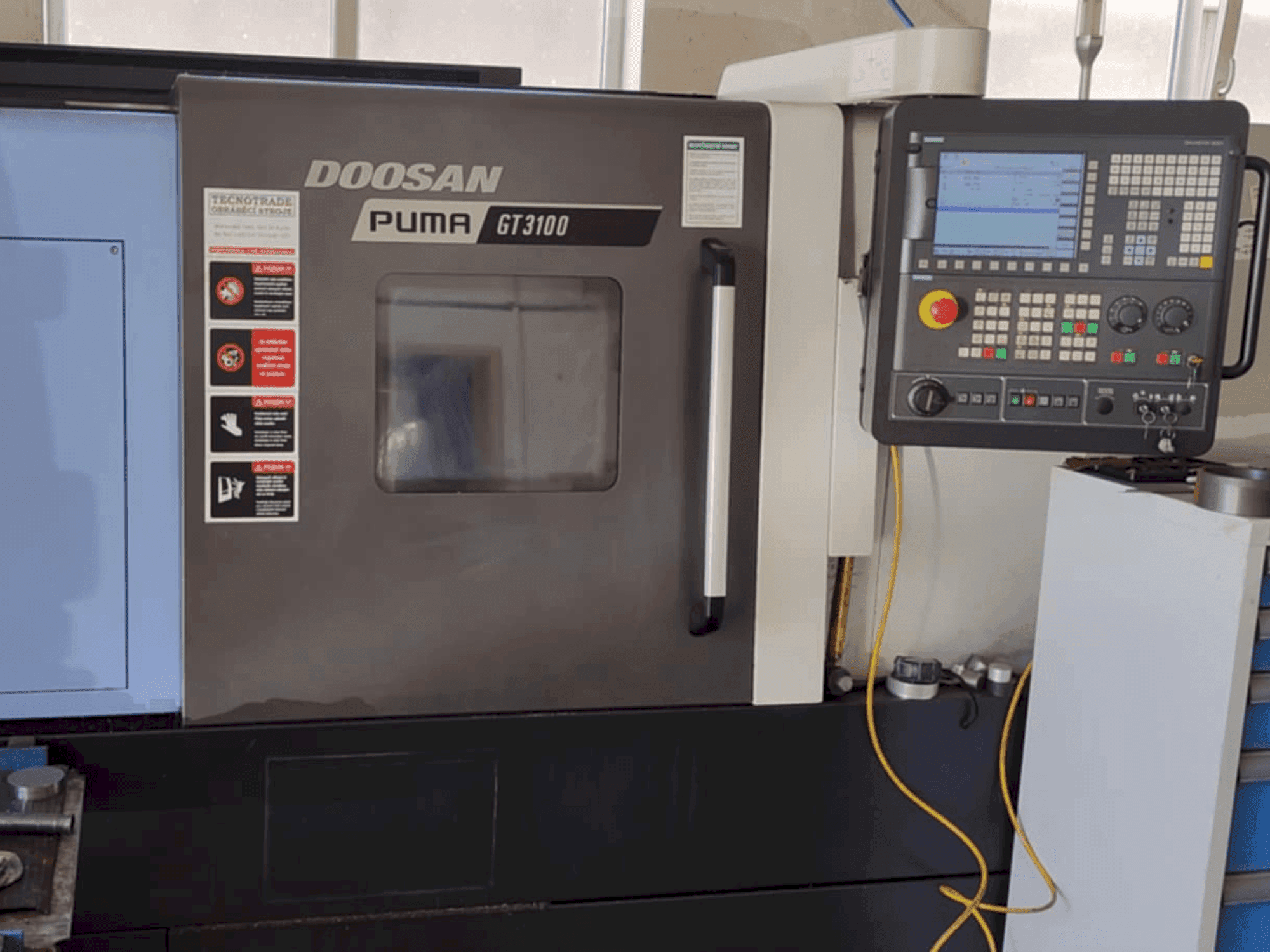 Vista frontal de la máquina DOOSAN Puma GT3100