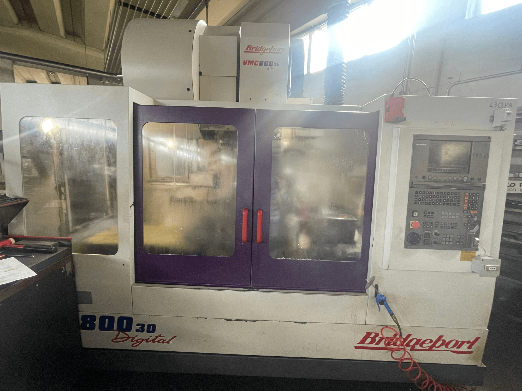 Centro de mecanizado vertical Bridgeport VMC 800/30, vista frontal con panel de control y amplias ventanas de visualización.