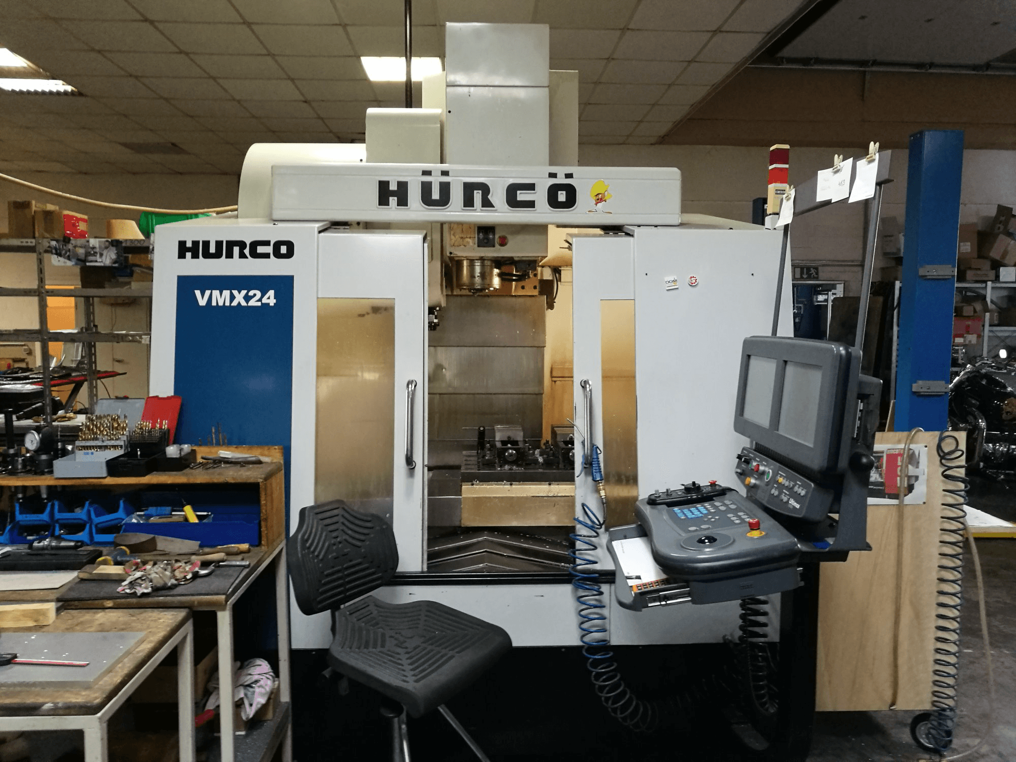Vista frontal de la máquina Hurco VMX24