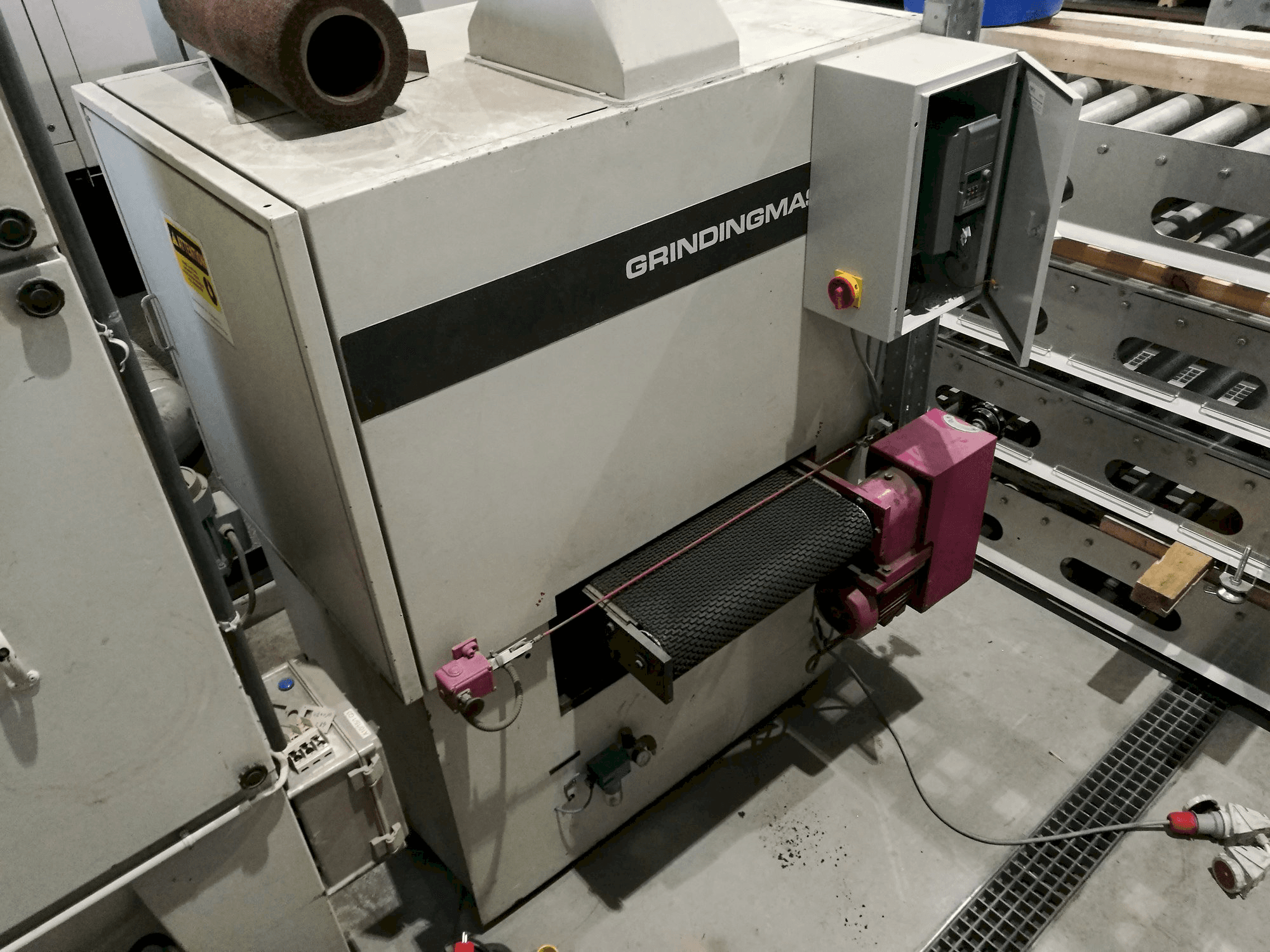 Vista izquierda de la máquina GRINDINGMASTER MCSB2-600