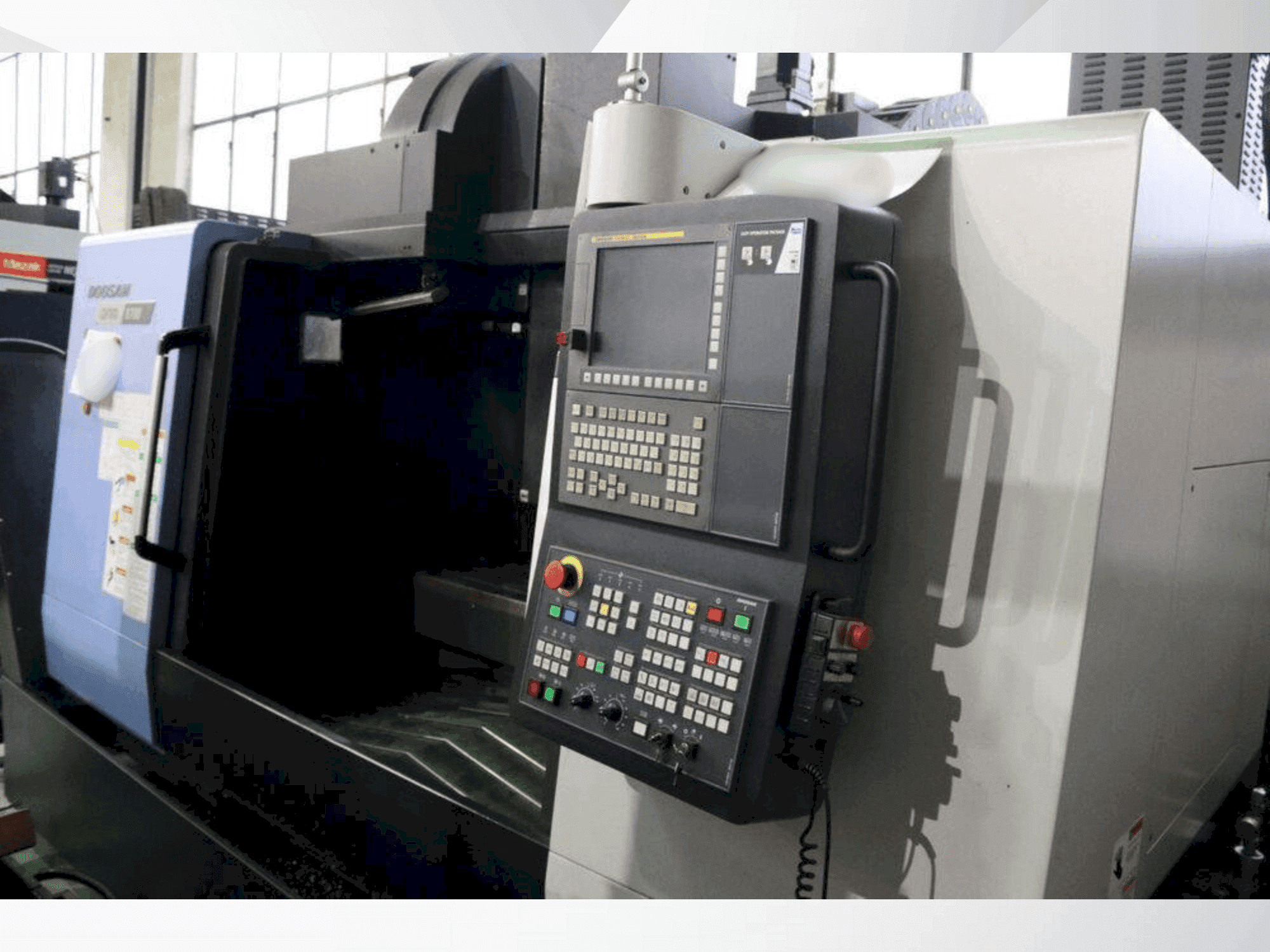 Vista frontal de la máquina DOOSAN DNM 6700
