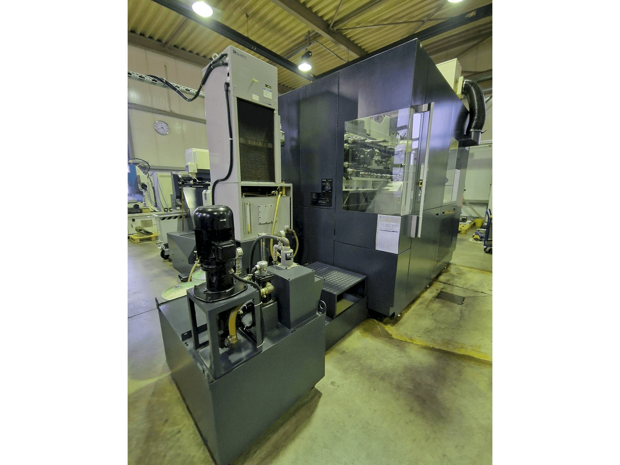 Vista frontal de la máquina Makino F9