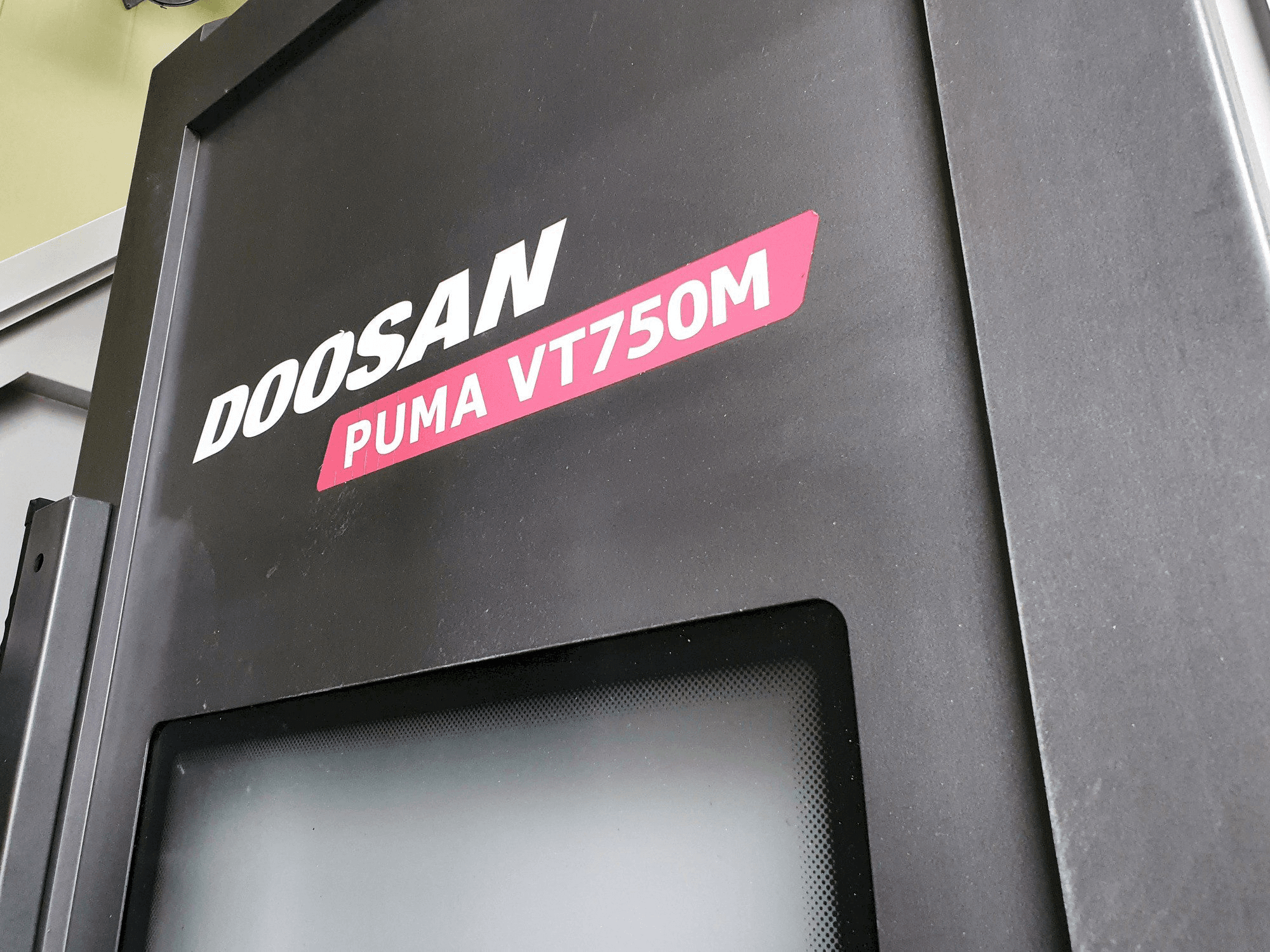 Vista frontal de la máquina Doosan PUMA VT750M