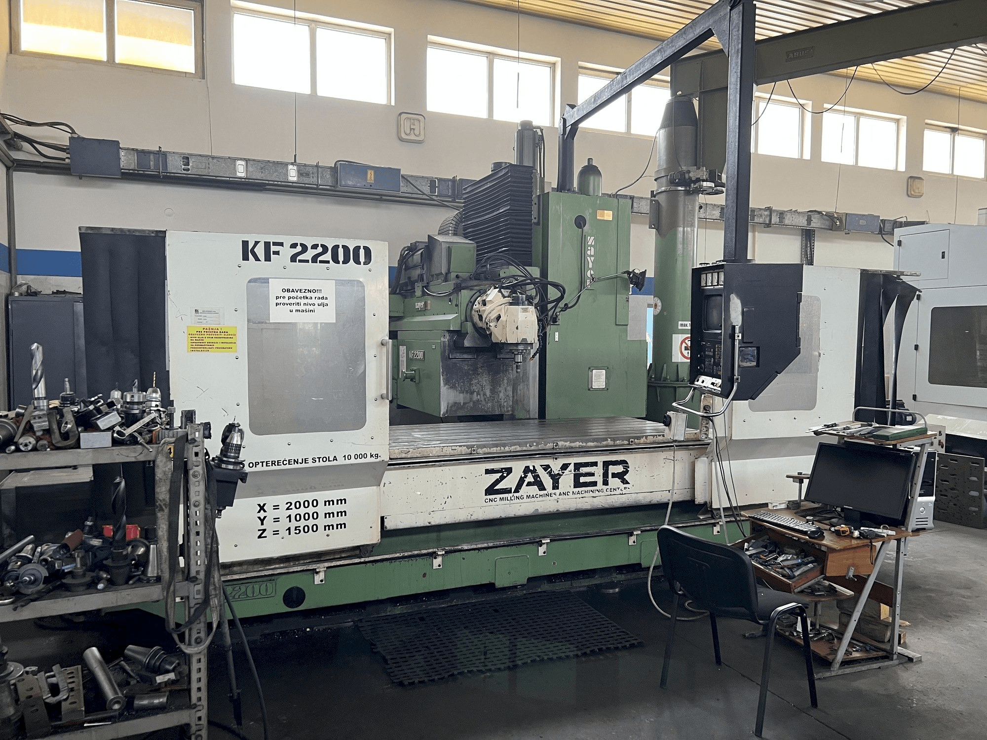Vista frontal de la máquina Zayer KF 2200