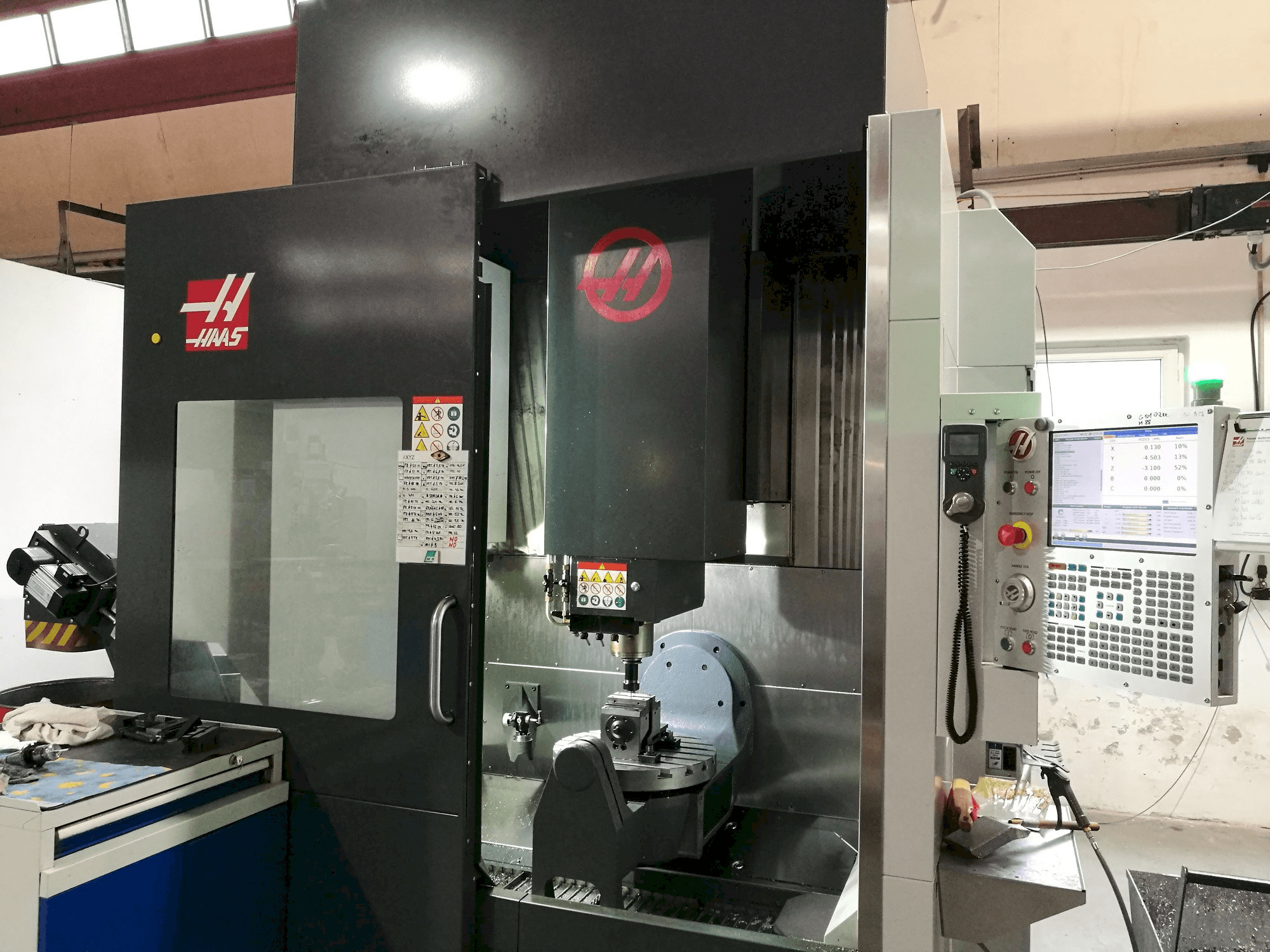 Vista lateral izquierda de la máquina HAAS UMC - 750