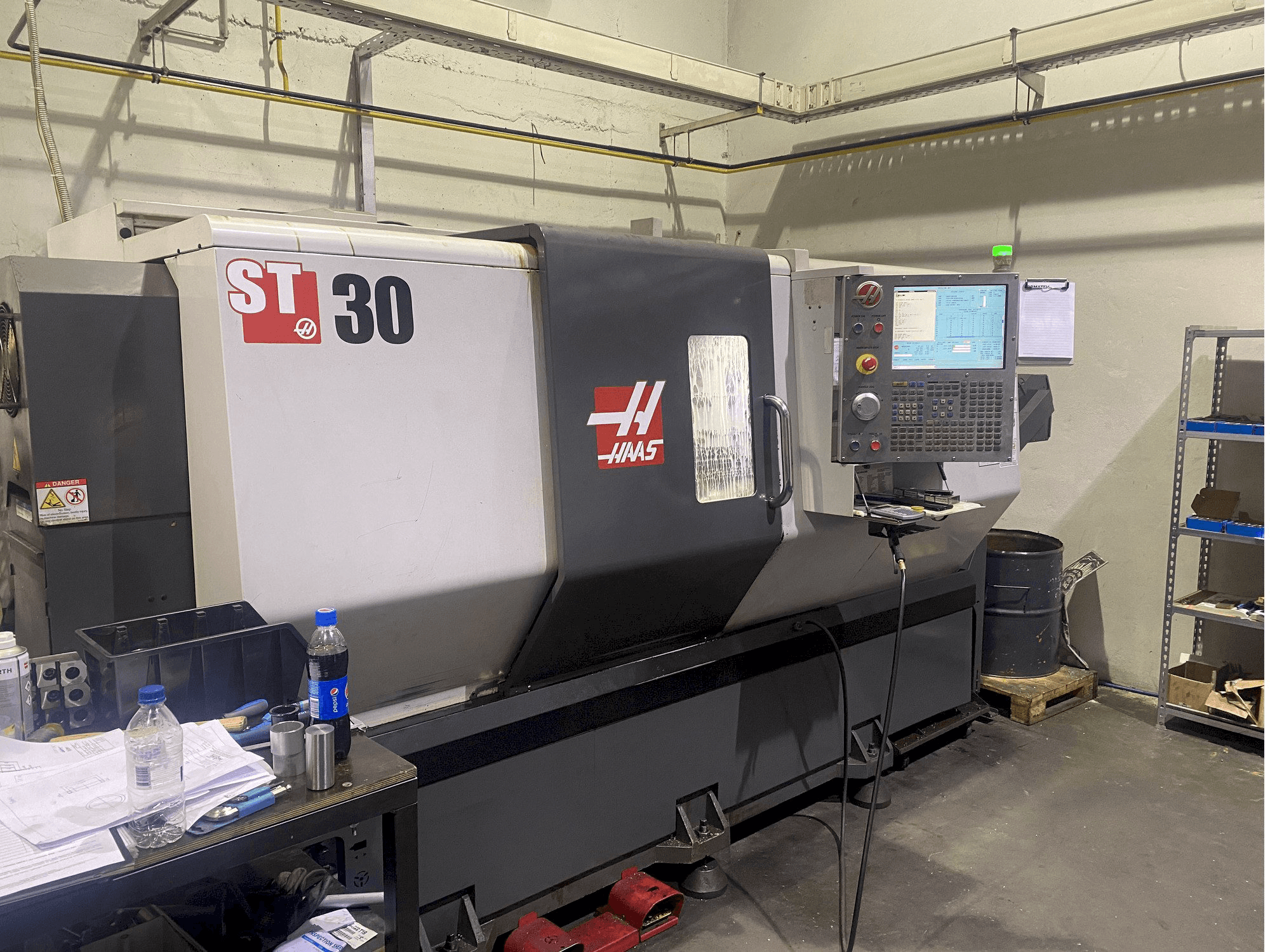 Vista frontal de la máquina HAAS ST 30