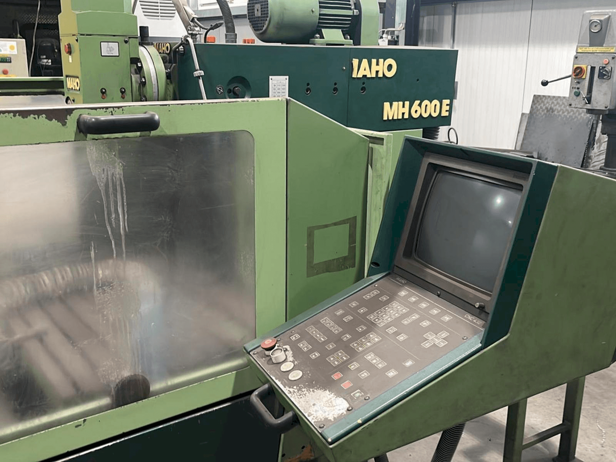 Vista frontal de la máquina MAHO MH 600 E