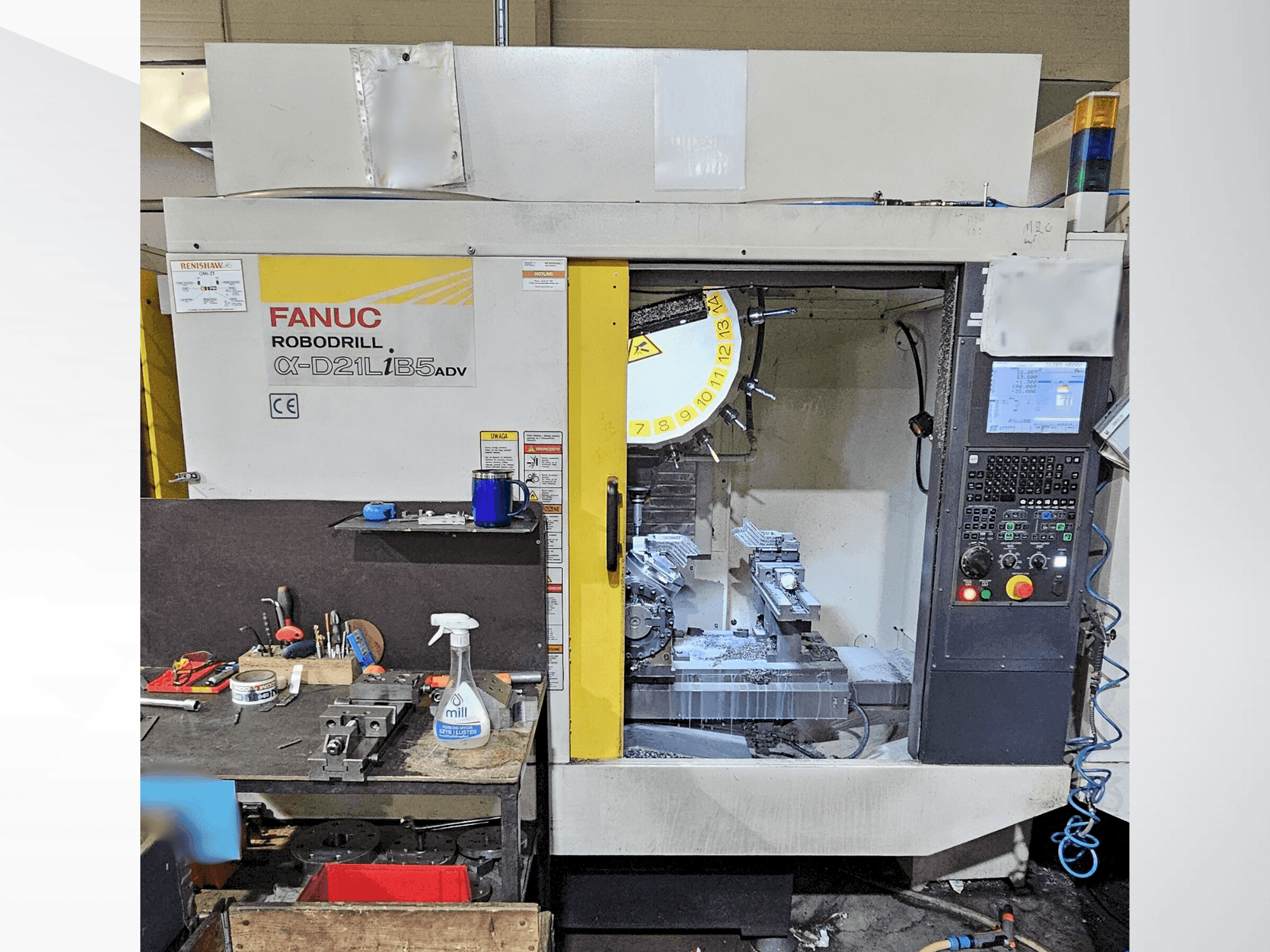Vista frontal de la máquina FANUC Robodrill α-D21LiB5ADV