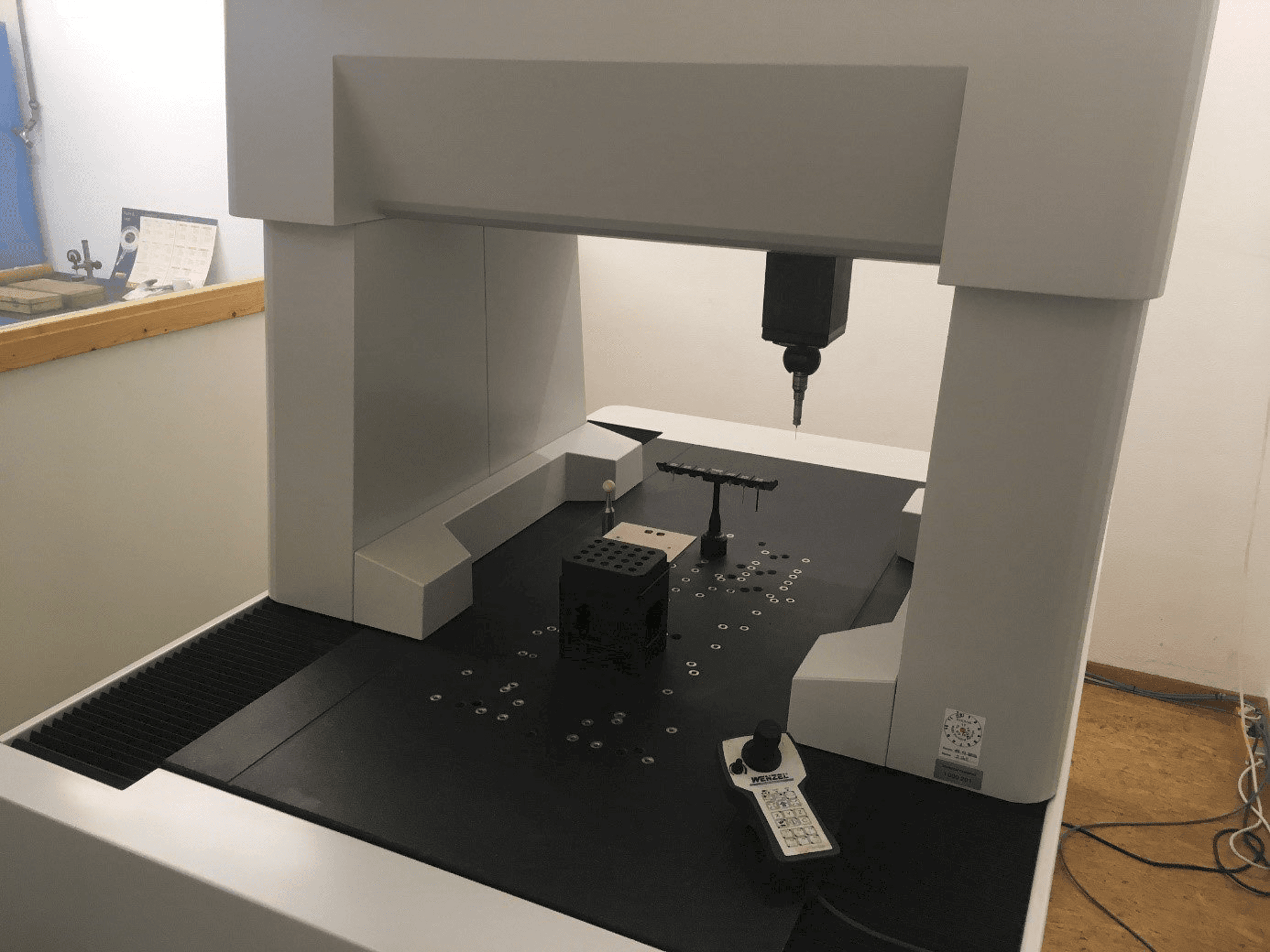 Vista frontal de la máquina EROWA PreSet Qi