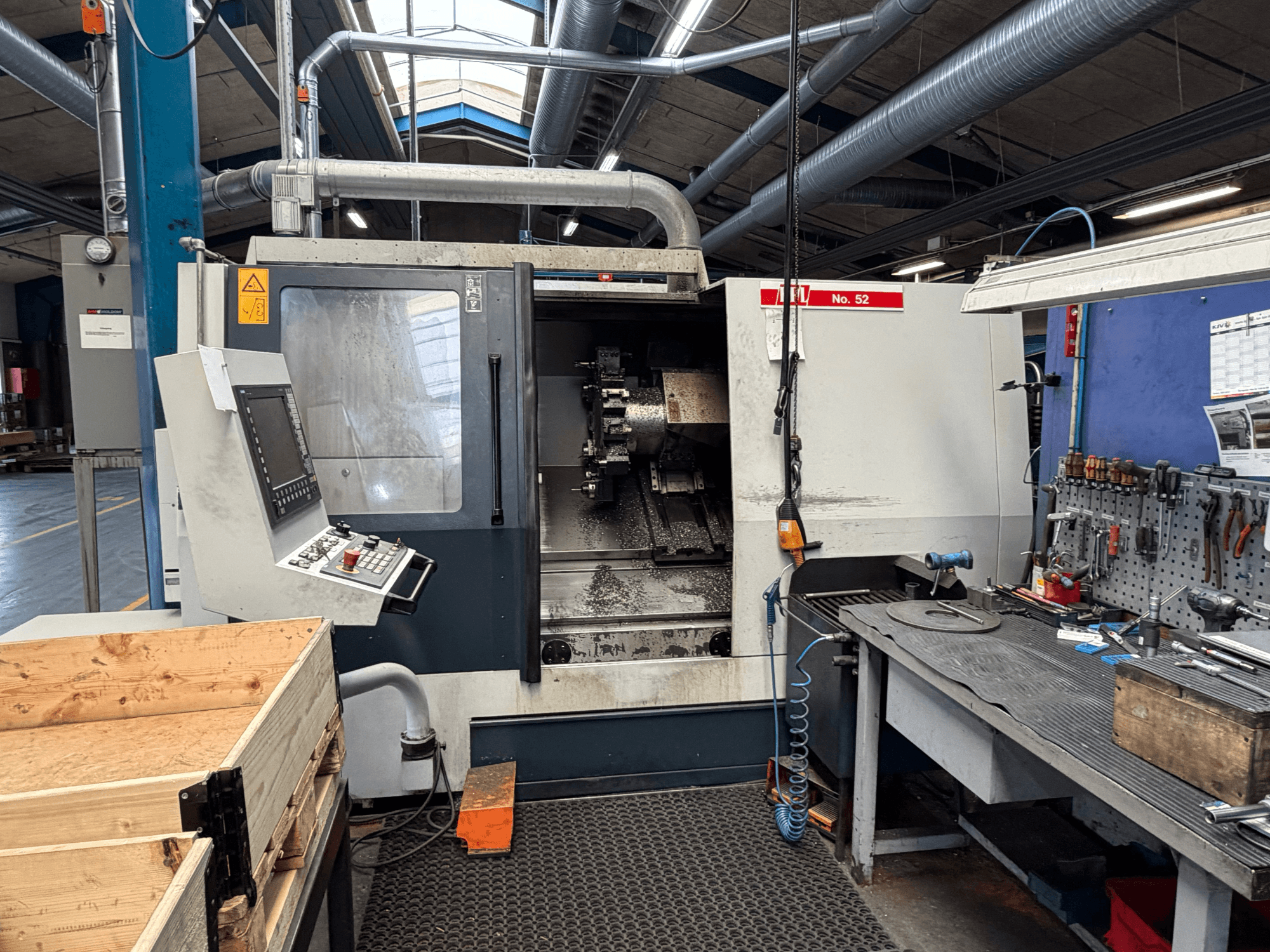 Máquina de torneado horizontal SPINNER TC800 110 SMCY, vista de frente, con panel de control y espacio de trabajo cercano.