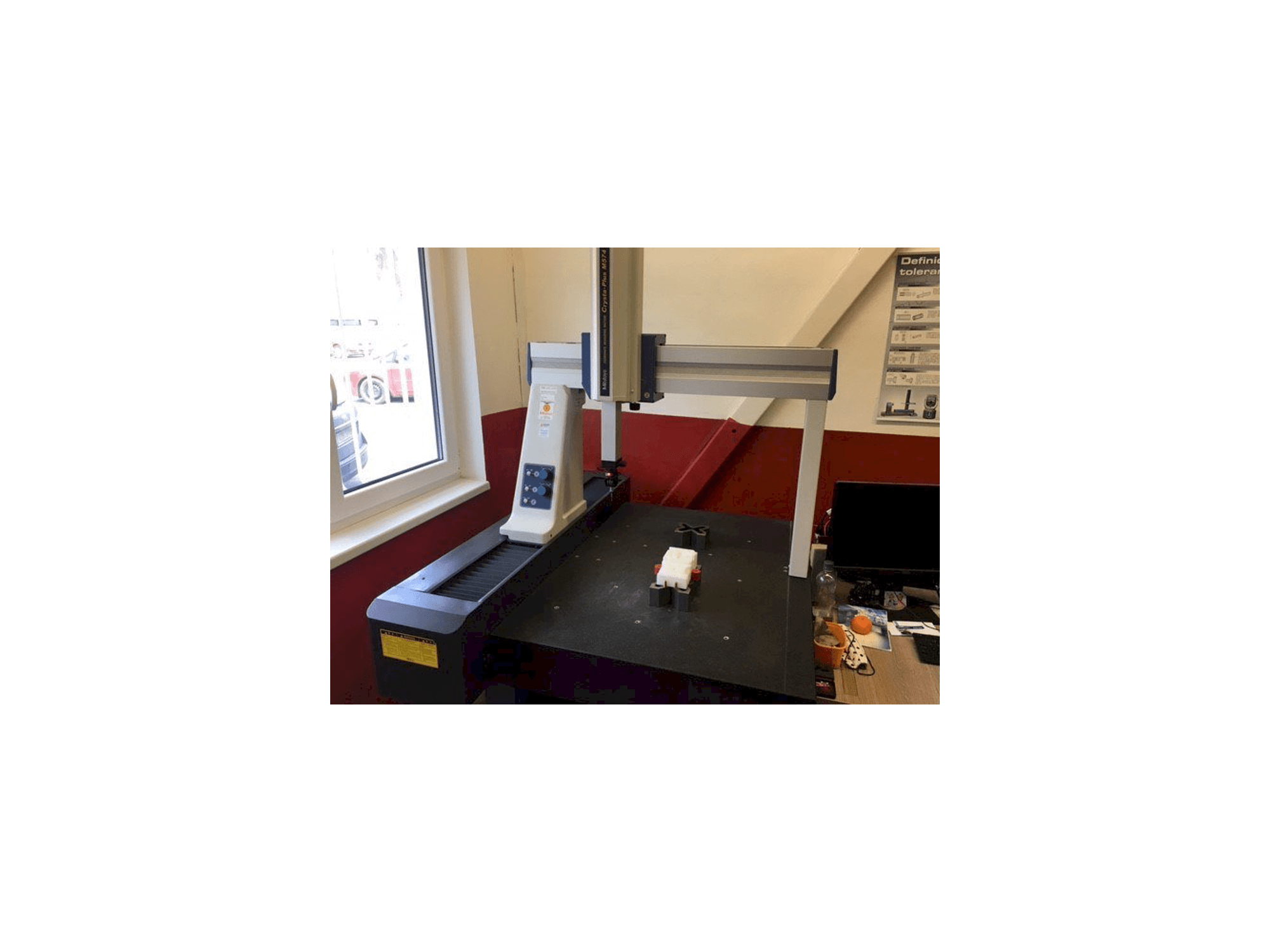 Vista frontal de la máquina Mitutoyo Crysta-Plus M 574