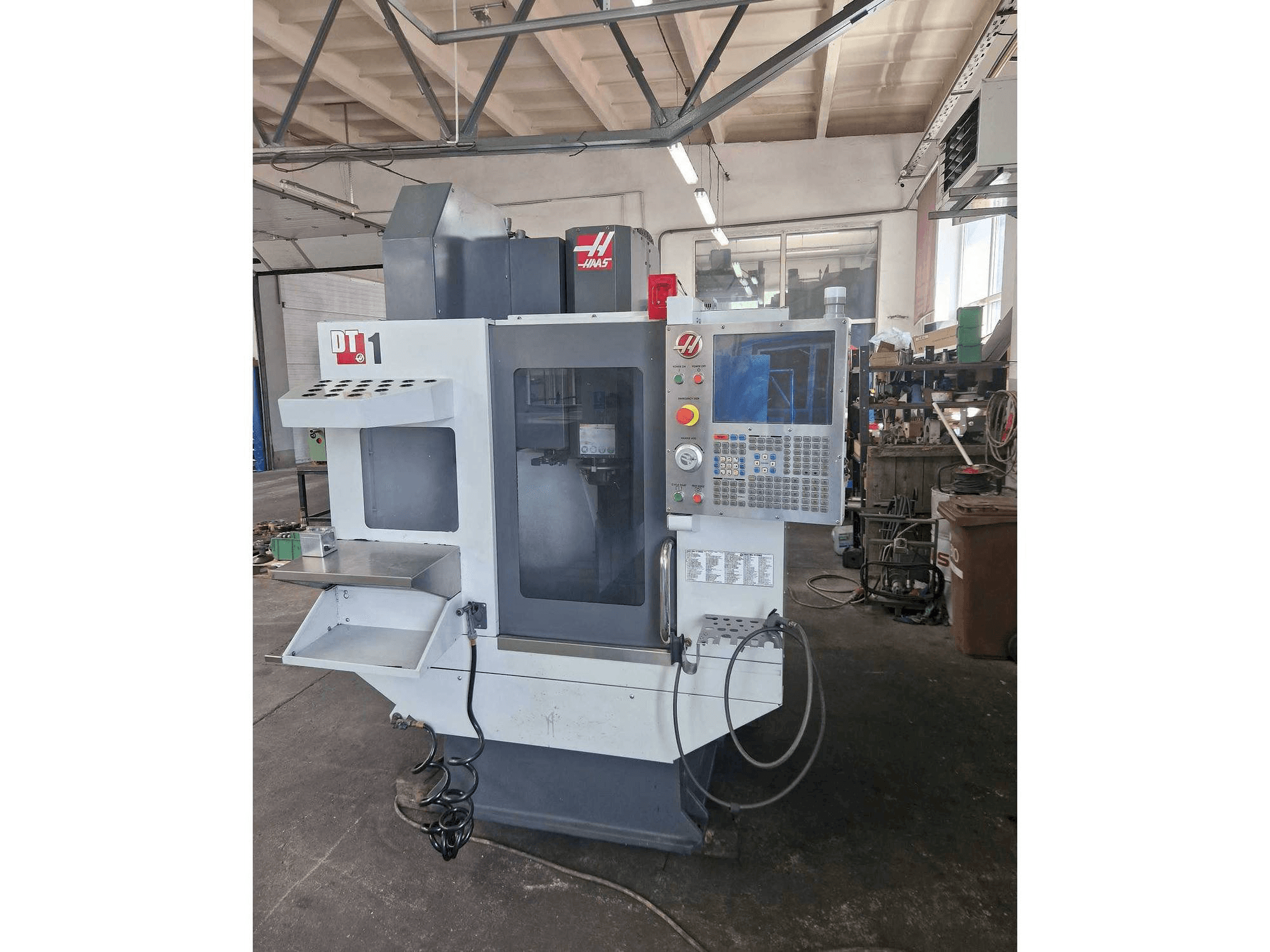 Vista frontal de la máquina HAAS DT-1