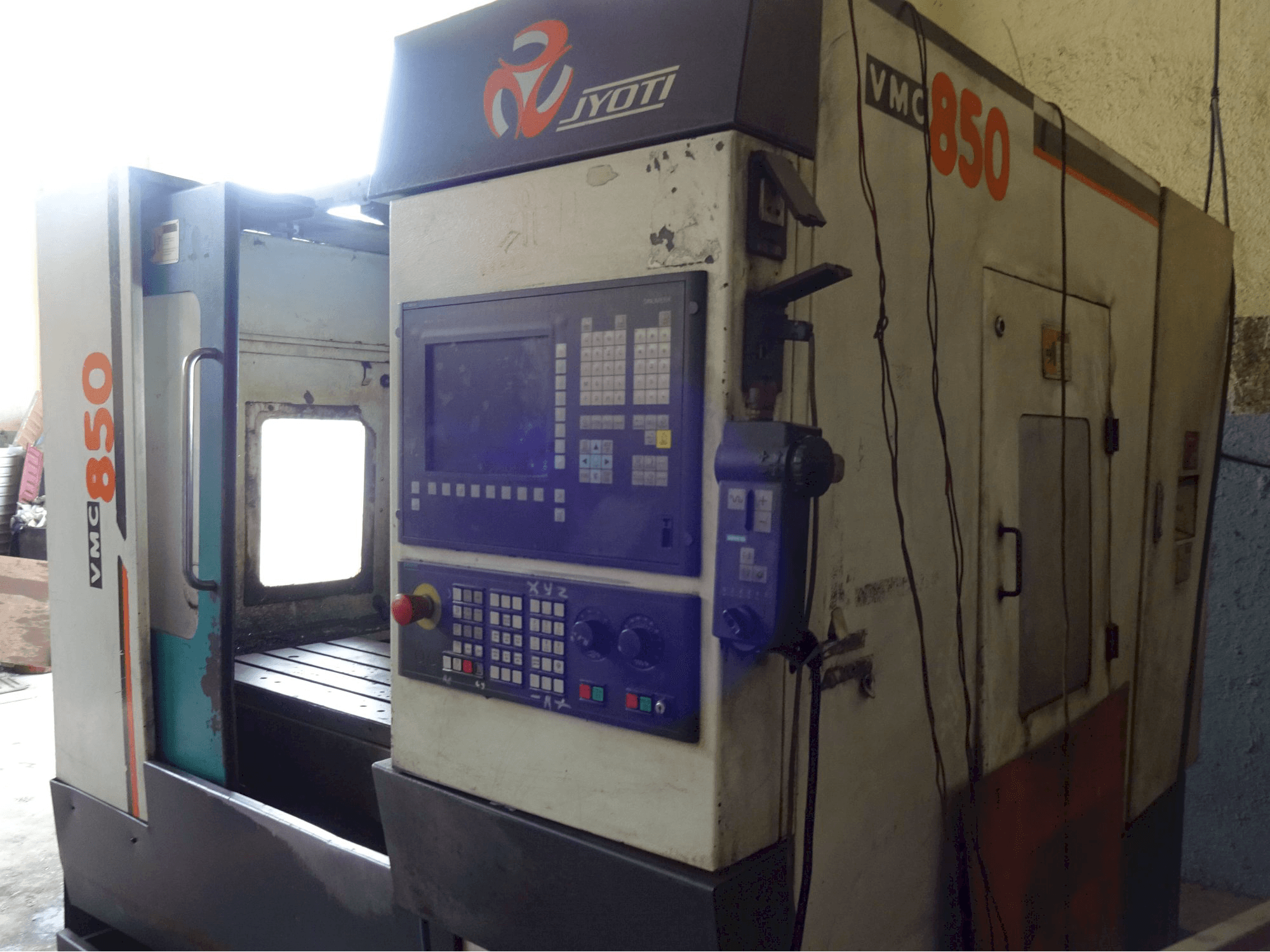 Vista derecha de la máquina JYOTI VMC 850