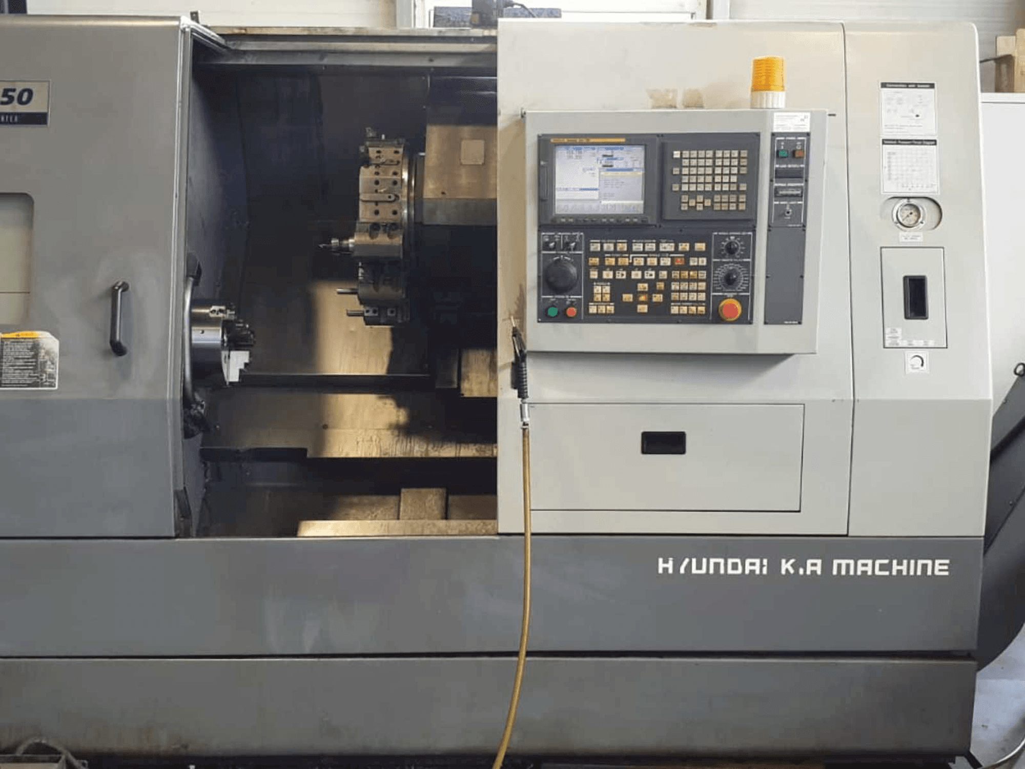 Vista frontal de la máquina Hyundai Kia SKT250