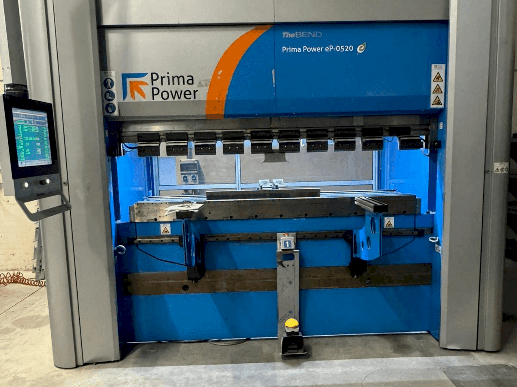 Vista frontal de la máquina Prima Power eP-0520