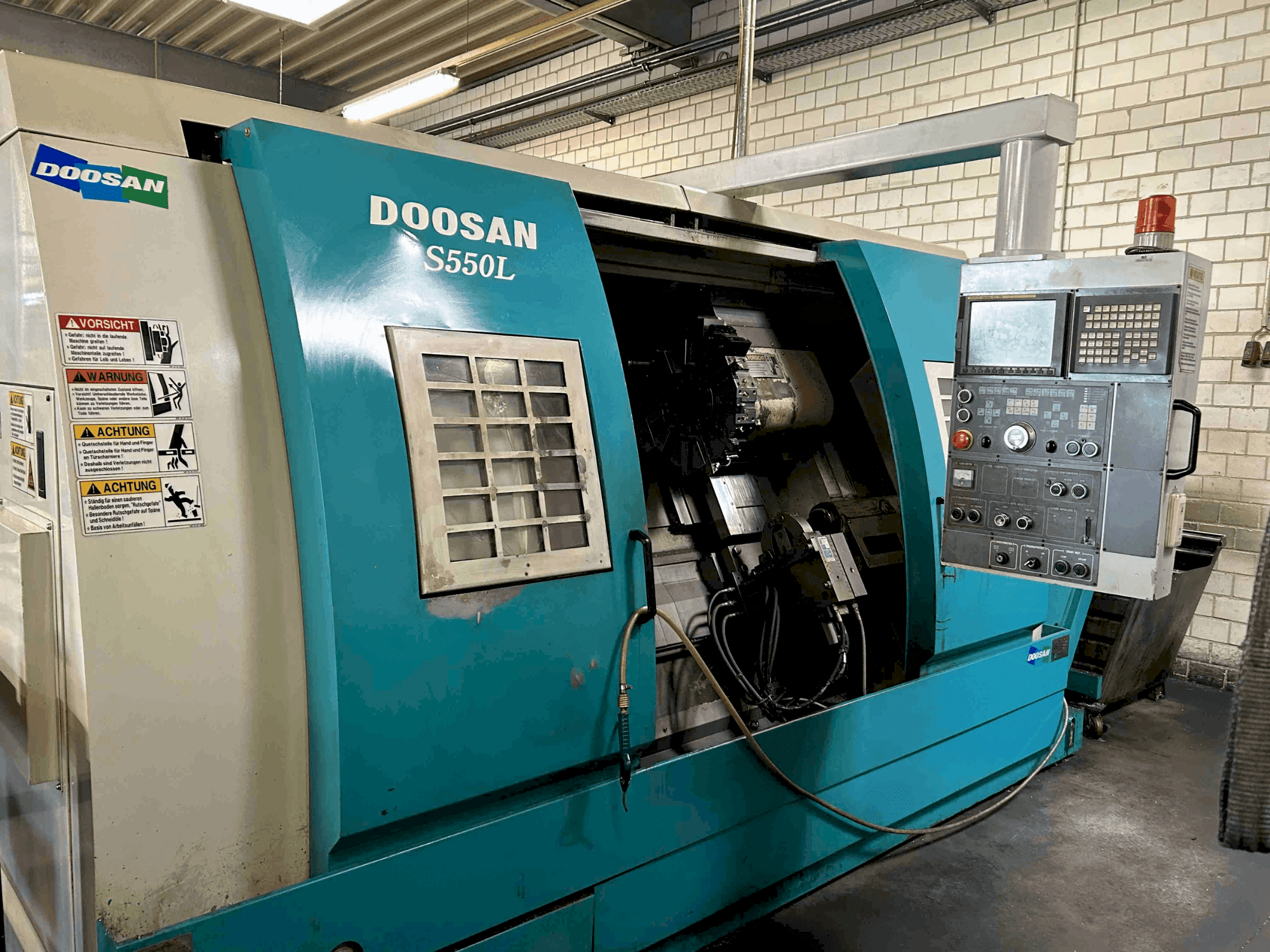 Vista frontal de la máquina DOOSAN S550L