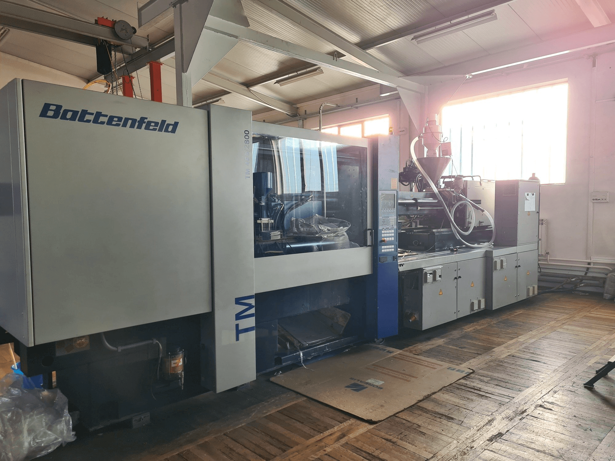 Vista frontal de la máquina Battenfeld TM 450/2800