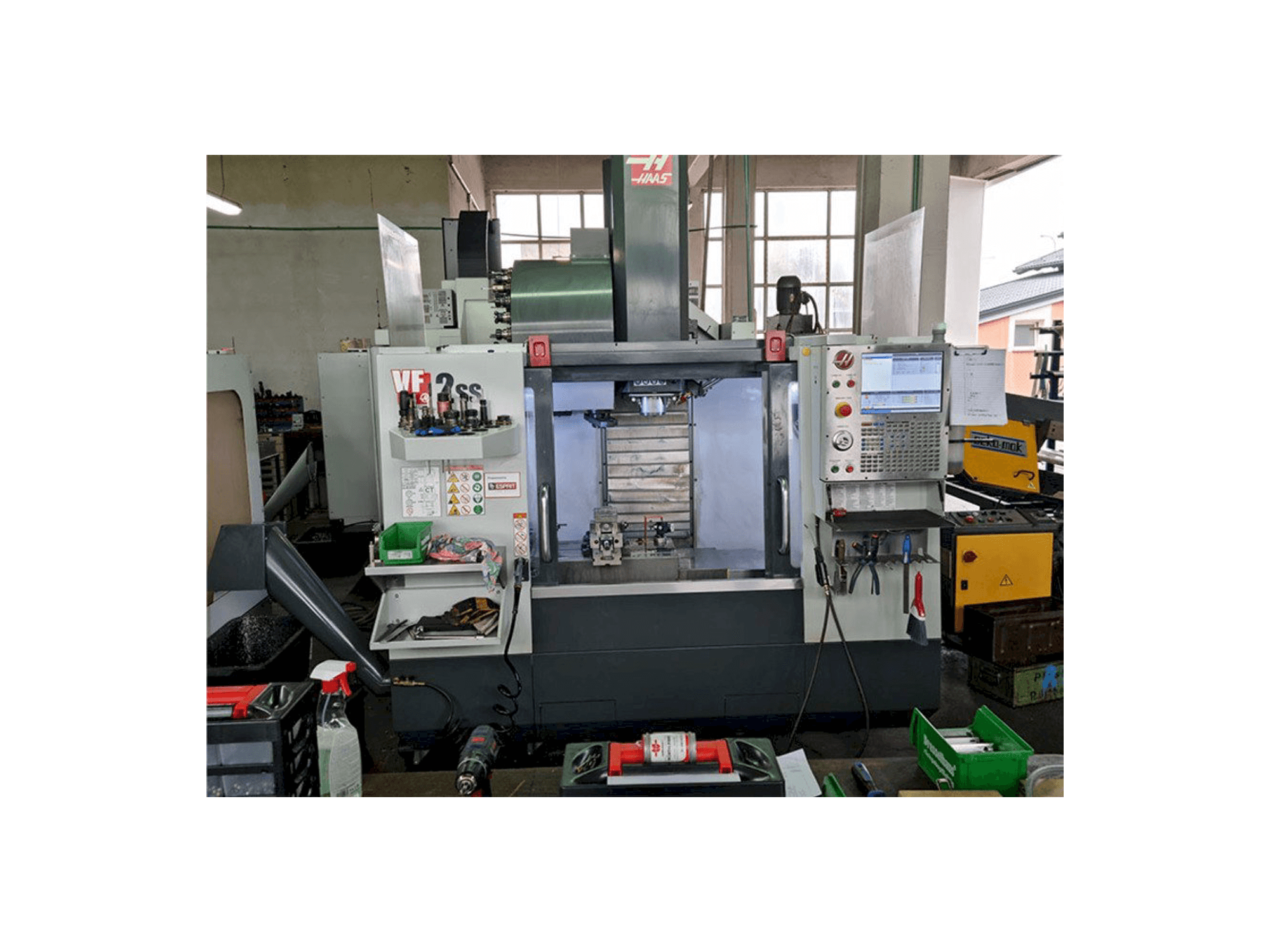 Vista frontal de la máquina HAAS VF-2SS