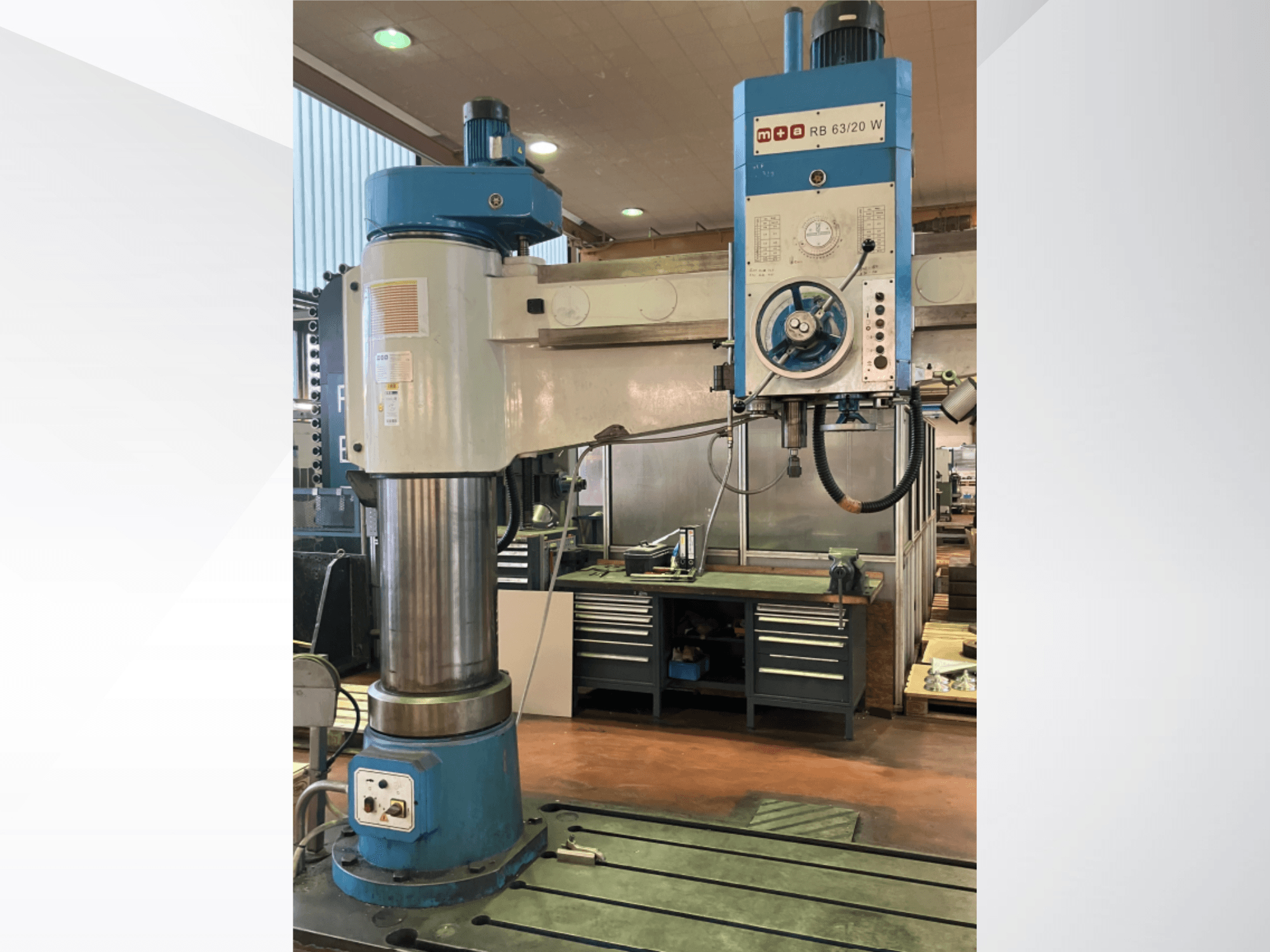 Taladradora para metal M+A RB 63/20 W, vista frontal, con una gran columna vertical y un panel de control con diales e interruptores.