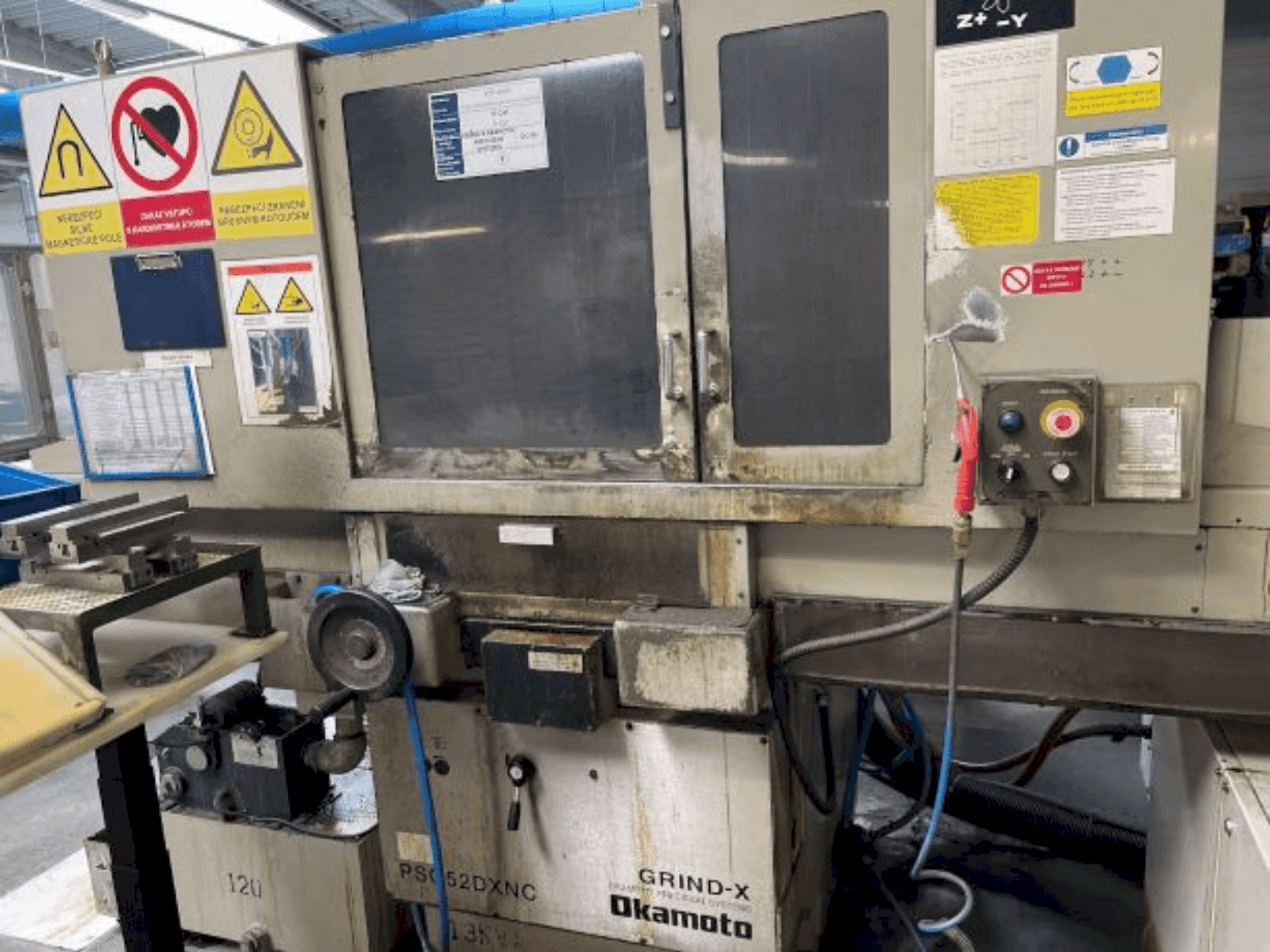 Vista frontal de la máquina OKAMOTO PSG-52DXNC