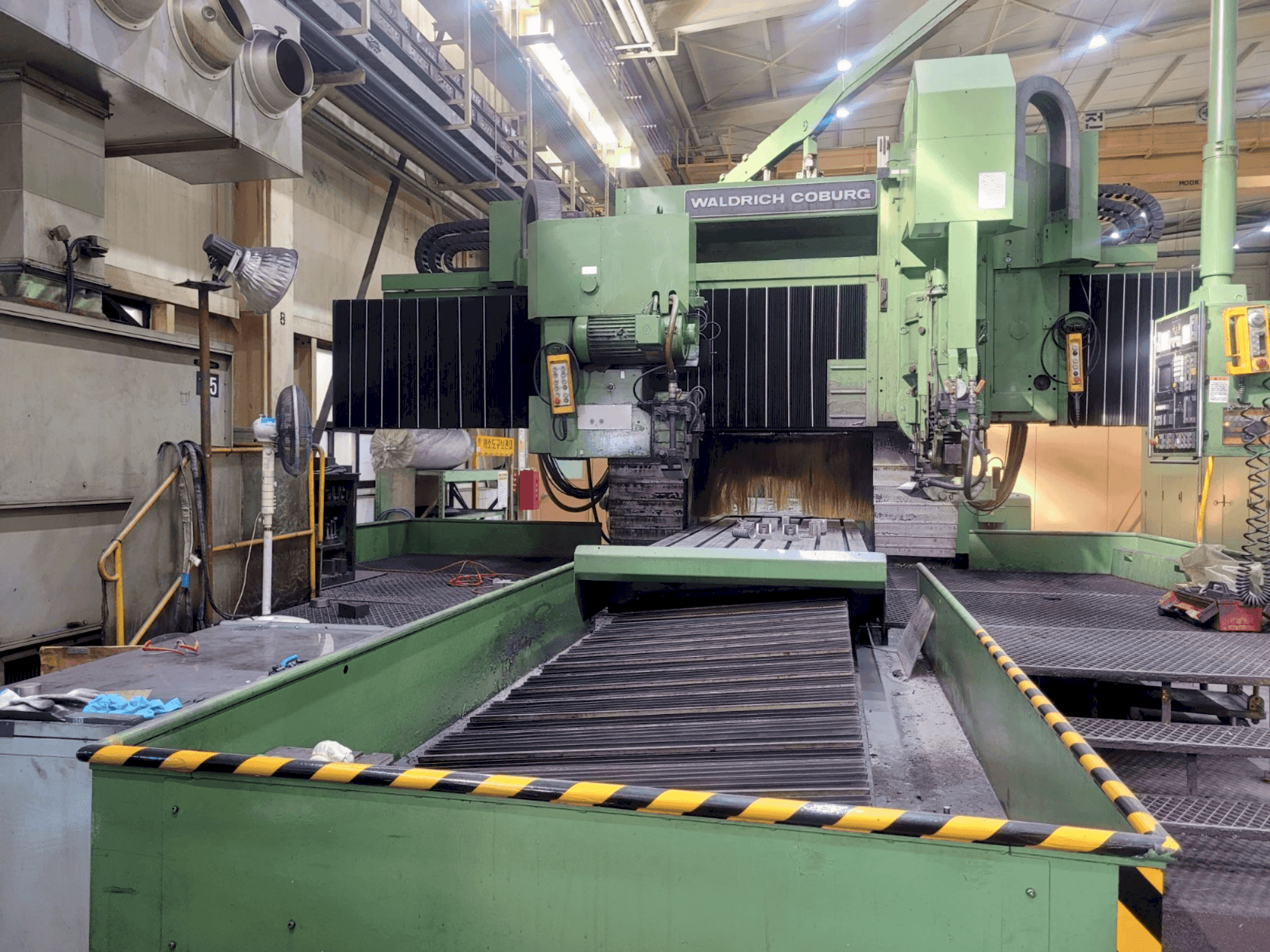 Vista frontal de la máquina WALDRICH COBURG 30-15 S 2525