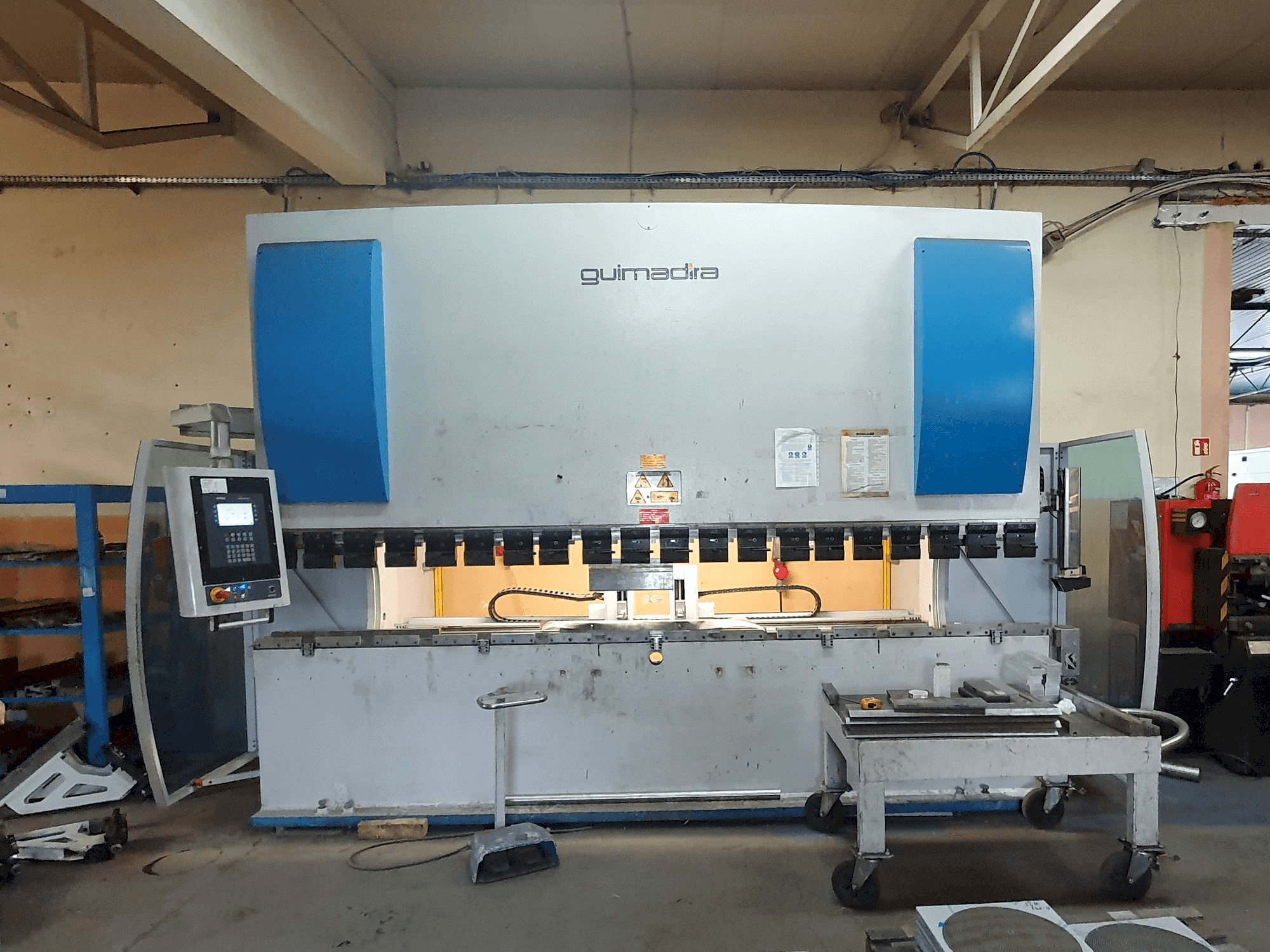 Vista frontal de la máquina ADIRA PMO-16040PLS