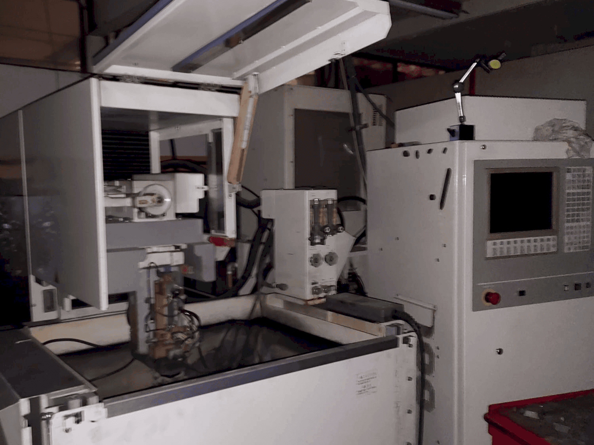 Vista frontal de la máquina Mitsubishi FX10K