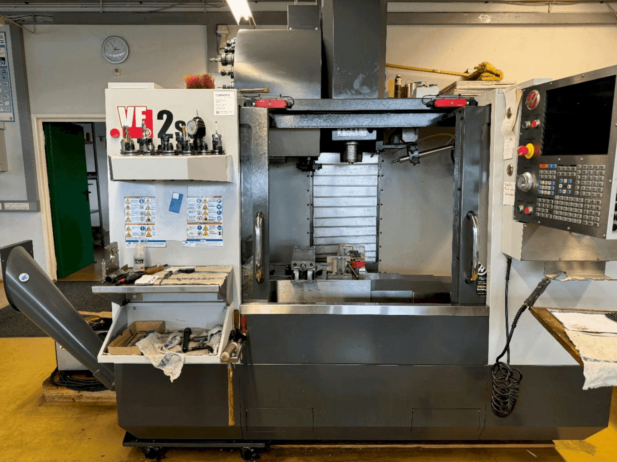 Vista frontal de la máquina HAAS VF-2SS
