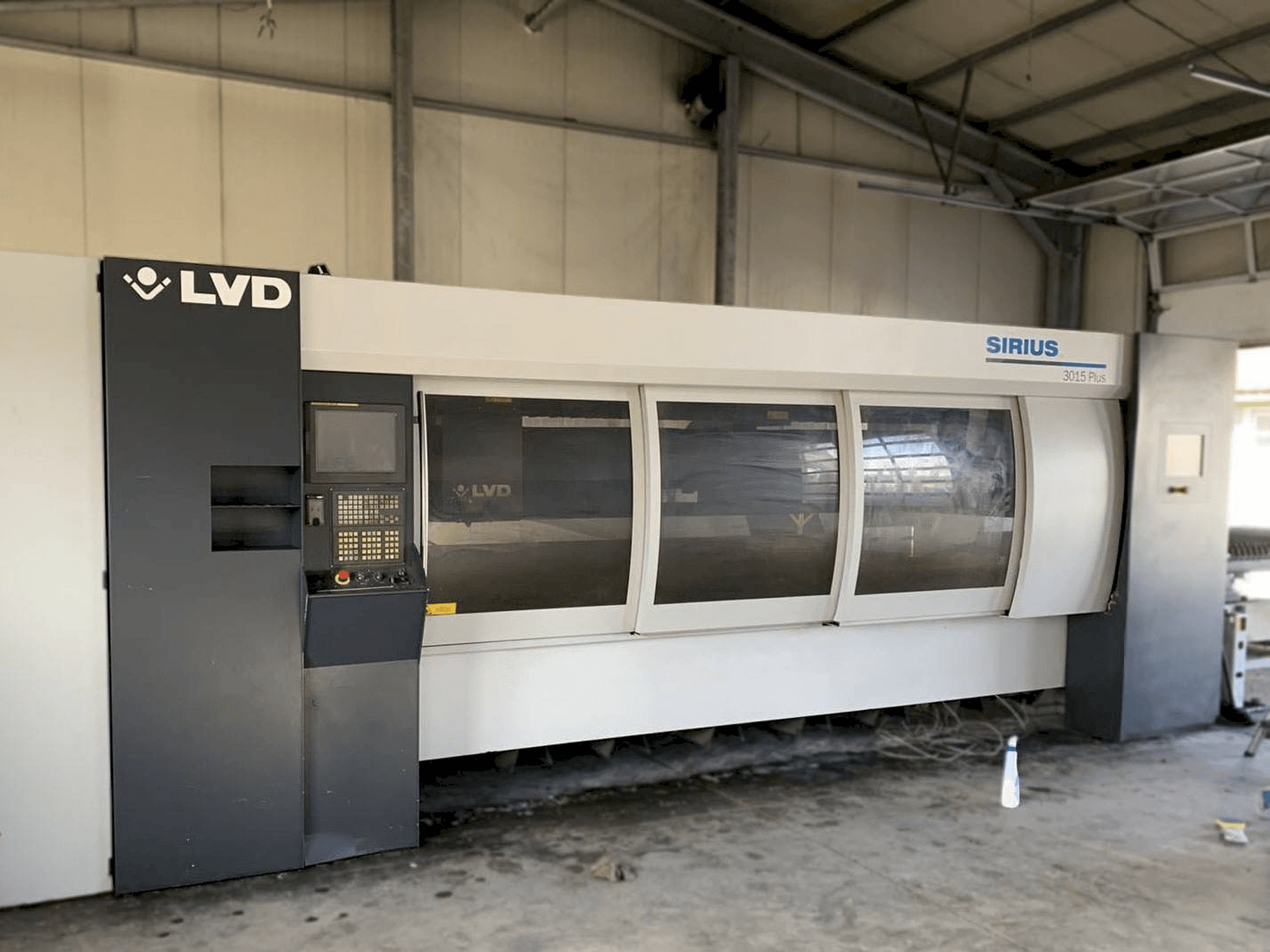 Vista frontal de la máquina LVD Sirius Plus 3015