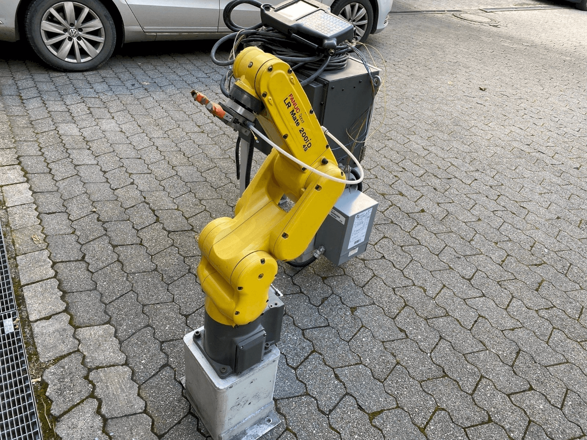 Vista frontal de la máquina FANUC LR Mate 200iD/4S